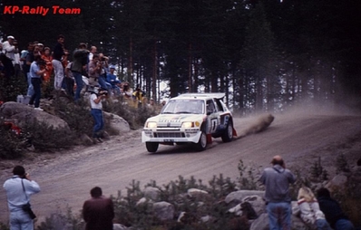 Timo Salonen - Seppo Harjanne
36º Rally de los 1000 Lagos 1986. Peugeot 205 Turbo 16 E2 (237 FWH 75). Clasificado 1º.

De SS1 a SS34, dominó el Rally Markku Alen con el Lancia Delta S4, pero una pequeña salida de pista le hizo perder un tiempo imposible de recuperar hasta el final del mismo (total SS48) quedando 3º.
2º quedó Juha Kankkunen compañero de Equipo de Timo Salonen.

Del 5 al 7 de Septiembre, Jyväskylä, Finlandia.
Superficie: tierra. 
El Rally tenia un total de 1344.89 km de los que 389.97 km divididos en 48 tramos eran especiales, (una de ellas fue cancelada SS8 Savo de 8.11 Km).
Se inscribieron 169 equipos, tomaron la salida 164, finalizaron 81.@
Palabras clave: Timo_Salonen;Seppo_Harjanne;Peugeot;T16;E2;Grupo_B;Finlandia;1986