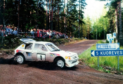Timo Salonen - Seppo Harjanne
36º Rally de los 1000 Lagos 1986. Peugeot 205 Turbo 16 E2 (237 FWH 75). Clasificado 1º.

De SS1 a SS34, dominó el Rally Markku Alen con el Lancia Delta S4, pero una pequeña salida de pista le hizo perder un tiempo imposible de recuperar hasta el final del mismo (total SS48) quedando 3º.
2º quedó Juha Kankkunen compañero de Equipo de Timo Salonen.

Del 5 al 7 de Septiembre, Jyväskylä, Finlandia.
Superficie: tierra. 
El Rally tenia un total de 1344.89 km de los que 389.97 km divididos en 48 tramos eran especiales, (una de ellas fue cancelada SS8 Savo de 8.11 Km).
Se inscribieron 169 equipos, tomaron la salida 164, finalizaron 81.@
Palabras clave: Timo_Salonen;Seppo_Harjanne;Peugeot;T16;E2;Grupo_B;Finlandia;1986