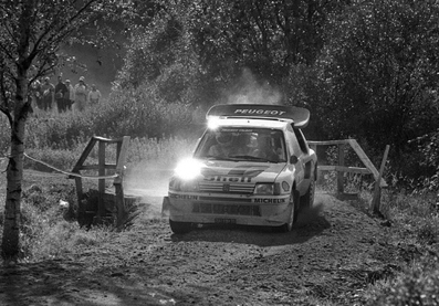 Timo Salonen - Seppo Harjanne
36º Rally de los 1000 Lagos 1986. Peugeot 205 Turbo 16 E2 (237 FWH 75). Clasificado 1º.

De SS1 a SS34, dominó el Rally Markku Alen con el Lancia Delta S4, pero una pequeña salida de pista le hizo perder un tiempo imposible de recuperar hasta el final del mismo (total SS48) quedando 3º.
2º quedó Juha Kankkunen compañero de Equipo de Timo Salonen.

Del 5 al 7 de Septiembre, Jyväskylä, Finlandia.
Superficie: tierra. 
El Rally tenia un total de 1344.89 km de los que 389.97 km divididos en 48 tramos eran especiales, (una de ellas fue cancelada SS8 Savo de 8.11 Km).
Se inscribieron 169 equipos, tomaron la salida 164, finalizaron 81.@
Palabras clave: Timo_Salonen;Seppo_Harjanne;Peugeot;T16;E2;Grupo_B;Finlandia;1986