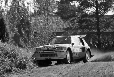 Timo Salonen - Seppo Harjanne
36º Rally de los 1000 Lagos 1986. Peugeot 205 Turbo 16 E2 (237 FWH 75). Clasificado 1º.

De SS1 a SS34, dominó el Rally Markku Alen con el Lancia Delta S4, pero una pequeña salida de pista le hizo perder un tiempo imposible de recuperar hasta el final del mismo (total SS48) quedando 3º.
2º quedó Juha Kankkunen compañero de Equipo de Timo Salonen.

Del 5 al 7 de Septiembre, Jyväskylä, Finlandia.
Superficie: tierra. 
El Rally tenia un total de 1344.89 km de los que 389.97 km divididos en 48 tramos eran especiales, (una de ellas fue cancelada SS8 Savo de 8.11 Km).
Se inscribieron 169 equipos, tomaron la salida 164, finalizaron 81.@
Palabras clave: Timo_Salonen;Seppo_Harjanne;Peugeot;T16;E2;Grupo_B;Finlandia;1986