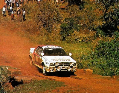 Björn Waldegård - Fred Gallagher
34º Marlboro Safari Rally 1986. Toyota Celica Twincam Turbo -TCT- (K-AM 418). Clasificado 1º.

Del 29 de Marzo al 2 de Abril, Nairobi, Kenya, África.
Superficie: tierra.

El Rally tenia un total de 4.190 km con 63 controles horarios.

Tomaron la salida 69 equipos, finalizaron 16.@
Palabras clave: ;Toyota;Celica;TCT;Safari;1986