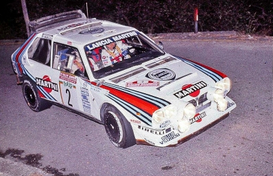 Markku Alén - Ilkka Kivimaki
28º Rally Sanremo 1986. Lancia Delta S4 (TO 33874F). Clasificado 1º.

Equipo Peugeot descalificado
El tercer dí­a del Rally se examinó el Peugeot y se decreto que las aletas de la parte de abajo eran en realidad faldillas. Las faldillas habí­an sido prohibidas después del Córcega, y a pesar de que los coches habí­an pasado las verificaciones pre-rally, se excluyeron todos los Peugeot de inmediato. Peugeot llevó el asunto a la FISA en diciembre, y decidió que la exclusión era ilegal.

Todos los puntos del Rally para el Campeonato se anularon, por eso Sanremo de 1986 no pudo considerarse una prueba de WRC, y por eso Markku Alén fue Campeón del Mundo durante tan solo 10 dí­as.

Del 13 al 17 de Octubre, Sanremo, Imperia, Italia.
Superficie: asfalto - tierra.

El Rally tenía un total de 2148.69 Km de los que 532.60 Km divididos en 40 tramos eran especiales (2 de ellos fueron cancelados SS8 Santa Luce de 12.30 Km y SS22 La Sela 2 de 10.15 Km).

Tomaron la salida 118 equipos, finalizaron 38.
@
Palabras clave: Markku_Alen;Lancia;Delta;Grupo_B;Sanremo;1986