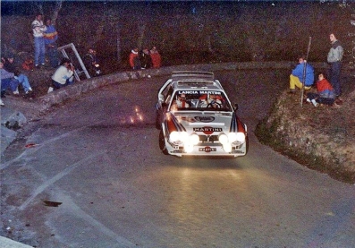 Markku Alén - Ilkka Kivimaki
28º Rally Sanremo 1986. Lancia Delta S4 (TO 33874F). Clasificado 1º.

Equipo Peugeot descalificado
El tercer dí­a del Rally se examinó el Peugeot y se decreto que las aletas de la parte de abajo eran en realidad faldillas. Las faldillas habí­an sido prohibidas después del Córcega, y a pesar de que los coches habí­an pasado las verificaciones pre-rally, se excluyeron todos los Peugeot de inmediato. Peugeot llevó el asunto a la FISA en diciembre, y decidió que la exclusión era ilegal.

Todos los puntos del Rally para el Campeonato se anularon, por eso Sanremo de 1986 no pudo considerarse una prueba de WRC, y por eso Markku Alén fue Campeón del Mundo durante tan solo 10 dí­as.

Del 13 al 17 de Octubre, Sanremo, Imperia, Italia.
Superficie: asfalto - tierra.

El Rally tenía un total de 2148.69 Km de los que 532.60 Km divididos en 40 tramos eran especiales (2 de ellos fueron cancelados SS8 Santa Luce de 12.30 Km y SS22 La Sela 2 de 10.15 Km).

Tomaron la salida 118 equipos, finalizaron 38.

© By Ciaudano.
@
Palabras clave: Markku_Alen;Lancia;Delta;Grupo_B;Sanremo;1986