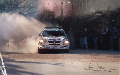 Markku Alén - Ilkka Kivimaki
28º Rally Sanremo 1986. Lancia Delta S4 (TO 33874F). Clasificado 1º.

Equipo Peugeot descalificado
El tercer dí­a del Rally se examinó el Peugeot y se decreto que las aletas de la parte de abajo eran en realidad faldillas. Las faldillas habí­an sido prohibidas después del Córcega, y a pesar de que los coches habí­an pasado las verificaciones pre-rally, se excluyeron todos los Peugeot de inmediato. Peugeot llevó el asunto a la FISA en diciembre, y decidió que la exclusión era ilegal.

Todos los puntos del Rally para el Campeonato se anularon, por eso Sanremo de 1986 no pudo considerarse una prueba de WRC, y por eso Markku Alén fue Campeón del Mundo durante tan solo 10 dí­as.

Del 13 al 17 de Octubre, Sanremo, Imperia, Italia.
Superficie: asfalto - tierra.

El Rally tenía un total de 2148.69 Km de los que 532.60 Km divididos en 40 tramos eran especiales (2 de ellos fueron cancelados SS8 Santa Luce de 12.30 Km y SS22 La Sela 2 de 10.15 Km).

Tomaron la salida 118 equipos, finalizaron 38.

[b]Situación en :[/b][url=https://www.google.com/maps/@43.5781434,11.2476067,3a,75y,100.81h,78.96t/data=!3m6!1e1!3m4!1sStTakhFvJXmSOsIHxldfkw!2e0!7i16384!8i8192] [b][u]Google Maps.[/u][/b] [/url].
@
Palabras clave: Markku_Alen;Lancia;Delta;Grupo_B;Sanremo;1986