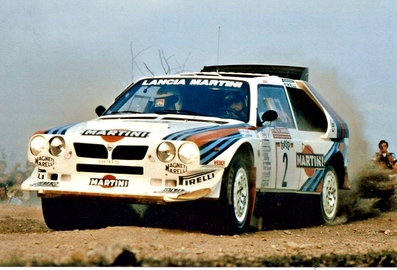 Markku Alén - Ilkka Kivimaki
28º Rally Sanremo 1986. Lancia Delta S4 (TO 33874F). Clasificado 1º.

Equipo Peugeot descalificado
El tercer dí­a del Rally se examinó el Peugeot y se decreto que las aletas de la parte de abajo eran en realidad faldillas. Las faldillas habí­an sido prohibidas después del Córcega, y a pesar de que los coches habí­an pasado las verificaciones pre-rally, se excluyeron todos los Peugeot de inmediato. Peugeot llevó el asunto a la FISA en diciembre, y decidió que la exclusión era ilegal.

Todos los puntos del Rally para el Campeonato se anularon, por eso Sanremo de 1986 no pudo considerarse una prueba de WRC, y por eso Markku Alén fue Campeón del Mundo durante tan solo 10 dí­as.

Del 13 al 17 de Octubre, Sanremo, Imperia, Italia.
Superficie: asfalto - tierra.

El Rally tenía un total de 2148.69 Km de los que 532.60 Km divididos en 40 tramos eran especiales (2 de ellos fueron cancelados SS8 Santa Luce de 12.30 Km y SS22 La Sela 2 de 10.15 Km).

Tomaron la salida 118 equipos, finalizaron 38.

© Claudio Cavion
@
Palabras clave: Markku_Alen;Lancia;Delta;Grupo_B;Sanremo;1986