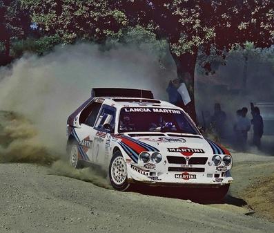 Markku Alén - Ilkka Kivimaki
28º Rally Sanremo 1986. Lancia Delta S4 (TO 33874F). Clasificado 1º.

Equipo Peugeot descalificado
El tercer dí­a del Rally se examinó el Peugeot y se decreto que las aletas de la parte de abajo eran en realidad faldillas. Las faldillas habí­an sido prohibidas después del Córcega, y a pesar de que los coches habí­an pasado las verificaciones pre-rally, se excluyeron todos los Peugeot de inmediato. Peugeot llevó el asunto a la FISA en diciembre, y decidió que la exclusión era ilegal.

Todos los puntos del Rally para el Campeonato se anularon, por eso Sanremo de 1986 no pudo considerarse una prueba de WRC, y por eso Markku Alén fue Campeón del Mundo durante tan solo 10 dí­as.

Del 13 al 17 de Octubre, Sanremo, Imperia, Italia.
Superficie: asfalto - tierra.

El Rally tenía un total de 2148.69 Km de los que 532.60 Km divididos en 40 tramos eran especiales (2 de ellos fueron cancelados SS8 Santa Luce de 12.30 Km y SS22 La Sela 2 de 10.15 Km).

Tomaron la salida 118 equipos, finalizaron 38.
@

Palabras clave: Markku_Alen;Lancia;Delta;S4;Grupo_B;Sanremo;1986