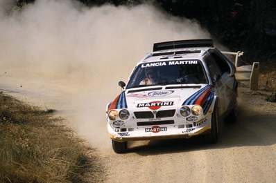 Markku Alén - Ilkka Kivimaki
28º Rally Sanremo 1986. Lancia Delta S4 (TO 33874F). Clasificado 1º.

Equipo Peugeot descalificado
El tercer dí­a del Rally se examinó el Peugeot y se decreto que las aletas de la parte de abajo eran en realidad faldillas. Las faldillas habí­an sido prohibidas después del Córcega, y a pesar de que los coches habí­an pasado las verificaciones pre-rally, se excluyeron todos los Peugeot de inmediato. Peugeot llevó el asunto a la FISA en diciembre, y decidió que la exclusión era ilegal.

Todos los puntos del Rally para el Campeonato se anularon, por eso Sanremo de 1986 no pudo considerarse una prueba de WRC, y por eso Markku Alén fue Campeón del Mundo durante tan solo 10 dí­as.

Del 13 al 17 de Octubre, Sanremo, Imperia, Italia.
Superficie: asfalto - tierra.

El Rally tenía un total de 2148.69 Km de los que 532.60 Km divididos en 40 tramos eran especiales (2 de ellos fueron cancelados SS8 Santa Luce de 12.30 Km y SS22 La Sela 2 de 10.15 Km).

Tomaron la salida 118 equipos, finalizaron 38.
@

Palabras clave: Markku_Alen;Lancia;Delta;Grupo_B;Sanremo;1986