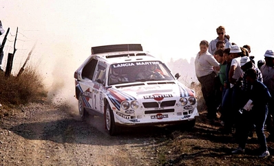 Markku Alén - Ilkka Kivimaki
28º Rally Sanremo 1986. Lancia Delta S4 (TO 33874F). Clasificado 1º.

Equipo Peugeot descalificado
El tercer dí­a del Rally se examinó el Peugeot y se decreto que las aletas de la parte de abajo eran en realidad faldillas. Las faldillas habí­an sido prohibidas después del Córcega, y a pesar de que los coches habí­an pasado las verificaciones pre-rally, se excluyeron todos los Peugeot de inmediato. Peugeot llevó el asunto a la FISA en diciembre, y decidió que la exclusión era ilegal.

Todos los puntos del Rally para el Campeonato se anularon, por eso Sanremo de 1986 no pudo considerarse una prueba de WRC, y por eso Markku Alén fue Campeón del Mundo durante tan solo 10 dí­as.

Del 13 al 17 de Octubre, Sanremo, Imperia, Italia.
Superficie: asfalto - tierra.

El Rally tenía un total de 2148.69 Km de los que 532.60 Km divididos en 40 tramos eran especiales (2 de ellos fueron cancelados SS8 Santa Luce de 12.30 Km y SS22 La Sela 2 de 10.15 Km).

Tomaron la salida 118 equipos, finalizaron 38.
@

Palabras clave: Markku_Alen;Lancia;Delta;Grupo_B;Sanremo;1986