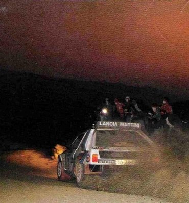 Markku Alén - Ilkka Kivimaki
28º Rally Sanremo 1986. Lancia Delta S4 (TO 33874F). Clasificado 1º.

Equipo Peugeot descalificado
El tercer dí­a del Rally se examinó el Peugeot y se decreto que las aletas de la parte de abajo eran en realidad faldillas. Las faldillas habí­an sido prohibidas después del Córcega, y a pesar de que los coches habí­an pasado las verificaciones pre-rally, se excluyeron todos los Peugeot de inmediato. Peugeot llevó el asunto a la FISA en diciembre, y decidió que la exclusión era ilegal.

Todos los puntos del Rally para el Campeonato se anularon, por eso Sanremo de 1986 no pudo considerarse una prueba de WRC, y por eso Markku Alén fue Campeón del Mundo durante tan solo 10 dí­as.

Del 13 al 17 de Octubre, Sanremo, Imperia, Italia.
Superficie: asfalto - tierra.

El Rally tenía un total de 2148.69 Km de los que 532.60 Km divididos en 40 tramos eran especiales (2 de ellos fueron cancelados SS8 Santa Luce de 12.30 Km y SS22 La Sela 2 de 10.15 Km).

Tomaron la salida 118 equipos, finalizaron 38.
@

Palabras clave: Markku_Alen;Lancia;Delta;Grupo_B;Sanremo;1986