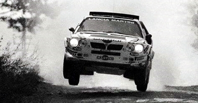 Markku Alén - Ilkka Kivimaki
28º Rally Sanremo 1986. Lancia Delta S4 (TO 33874F). Clasificado 1º.

Equipo Peugeot descalificado
El tercer dí­a del Rally se examinó el Peugeot y se decreto que las aletas de la parte de abajo eran en realidad faldillas. Las faldillas habí­an sido prohibidas después del Córcega, y a pesar de que los coches habí­an pasado las verificaciones pre-rally, se excluyeron todos los Peugeot de inmediato. Peugeot llevó el asunto a la FISA en diciembre, y decidió que la exclusión era ilegal.

Todos los puntos del Rally para el Campeonato se anularon, por eso Sanremo de 1986 no pudo considerarse una prueba de WRC, y por eso Markku Alén fue Campeón del Mundo durante tan solo 10 dí­as.

Del 13 al 17 de Octubre, Sanremo, Imperia, Italia.
Superficie: asfalto - tierra.

El Rally tenía un total de 2148.69 Km de los que 532.60 Km divididos en 40 tramos eran especiales (2 de ellos fueron cancelados SS8 Santa Luce de 12.30 Km y SS22 La Sela 2 de 10.15 Km).

Tomaron la salida 118 equipos, finalizaron 38.
@
Palabras clave: Markku_Alen;Lancia;Delta;Grupo_B;Sanremo;1986