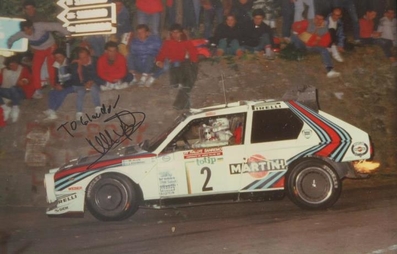 Markku Alén - Ilkka Kivimaki
28º Rally Sanremo 1986. Lancia Delta S4 (TO 33874F). Clasificado 1º.

Equipo Peugeot descalificado
El tercer dí­a del Rally se examinó el Peugeot y se decreto que las aletas de la parte de abajo eran en realidad faldillas. Las faldillas habí­an sido prohibidas después del Córcega, y a pesar de que los coches habí­an pasado las verificaciones pre-rally, se excluyeron todos los Peugeot de inmediato. Peugeot llevó el asunto a la FISA en diciembre, y decidió que la exclusión era ilegal.

Todos los puntos del Rally para el Campeonato se anularon, por eso Sanremo de 1986 no pudo considerarse una prueba de WRC, y por eso Markku Alén fue Campeón del Mundo durante tan solo 10 dí­as.

Del 13 al 17 de Octubre, Sanremo, Imperia, Italia.
Superficie: asfalto - tierra.

El Rally tenía un total de 2148.69 Km de los que 532.60 Km divididos en 40 tramos eran especiales (2 de ellos fueron cancelados SS8 Santa Luce de 12.30 Km y SS22 La Sela 2 de 10.15 Km).

Tomaron la salida 118 equipos, finalizaron 38.
@

Palabras clave: Markku_Alen;Lancia;Delta;Grupo_B;Sanremo;1986