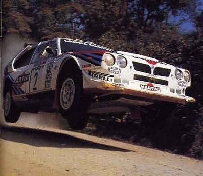 Markku Alén - Ilkka Kivimaki
28º Rally Sanremo 1986. Lancia Delta S4 (TO 33874F). Clasificado 1º.

Equipo Peugeot descalificado
El tercer dí­a del Rally se examinó el Peugeot y se decreto que las aletas de la parte de abajo eran en realidad faldillas. Las faldillas habí­an sido prohibidas después del Córcega, y a pesar de que los coches habí­an pasado las verificaciones pre-rally, se excluyeron todos los Peugeot de inmediato. Peugeot llevó el asunto a la FISA en diciembre, y decidió que la exclusión era ilegal.

Todos los puntos del Rally para el Campeonato se anularon, por eso Sanremo de 1986 no pudo considerarse una prueba de WRC, y por eso Markku Alén fue Campeón del Mundo durante tan solo 10 dí­as.

Del 13 al 17 de Octubre, Sanremo, Imperia, Italia.
Superficie: asfalto - tierra.

El Rally tenía un total de 2148.69 Km de los que 532.60 Km divididos en 40 tramos eran especiales (2 de ellos fueron cancelados SS8 Santa Luce de 12.30 Km y SS22 La Sela 2 de 10.15 Km).

Tomaron la salida 118 equipos, finalizaron 38.
@

Palabras clave: Markku_Alen;Lancia;Delta;S4;Grupo_B;Sanremo;1986;