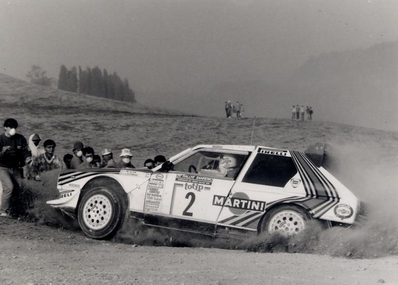 Markku Alén - Ilkka Kivimaki
28º Rally Sanremo 1986. Lancia Delta S4 (TO 33874F). Clasificado 1º.

Equipo Peugeot descalificado
El tercer dí­a del Rally se examinó el Peugeot y se decreto que las aletas de la parte de abajo eran en realidad faldillas. Las faldillas habí­an sido prohibidas después del Córcega, y a pesar de que los coches habí­an pasado las verificaciones pre-rally, se excluyeron todos los Peugeot de inmediato. Peugeot llevó el asunto a la FISA en diciembre, y decidió que la exclusión era ilegal.

Todos los puntos del Rally para el Campeonato se anularon, por eso Sanremo de 1986 no pudo considerarse una prueba de WRC, y por eso Markku Alén fue Campeón del Mundo durante tan solo 10 dí­as.

Del 13 al 17 de Octubre, Sanremo, Imperia, Italia.
Superficie: asfalto - tierra.

El Rally tenía un total de 2148.69 Km de los que 532.60 Km divididos en 40 tramos eran especiales (2 de ellos fueron cancelados SS8 Santa Luce de 12.30 Km y SS22 La Sela 2 de 10.15 Km).

Tomaron la salida 118 equipos, finalizaron 38.
@

Palabras clave: Markku_Alen;Lancia;Delta;S4;Grupo_B;Sanremo;1986