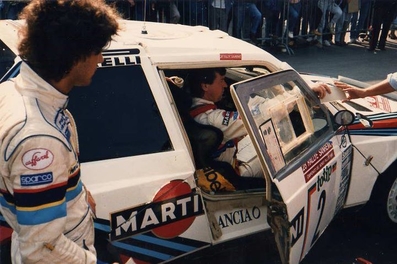 Markku Alén - Ilkka Kivimaki
28º Rally Sanremo 1986. Lancia Delta S4 (TO 33874F). Clasificado 1º.

Equipo Peugeot descalificado
El tercer dí­a del Rally se examinó el Peugeot y se decreto que las aletas de la parte de abajo eran en realidad faldillas. Las faldillas habí­an sido prohibidas después del Córcega, y a pesar de que los coches habí­an pasado las verificaciones pre-rally, se excluyeron todos los Peugeot de inmediato. Peugeot llevó el asunto a la FISA en diciembre, y decidió que la exclusión era ilegal.

Todos los puntos del Rally para el Campeonato se anularon, por eso Sanremo de 1986 no pudo considerarse una prueba de WRC, y por eso Markku Alén fue Campeón del Mundo durante tan solo 10 dí­as.

Del 13 al 17 de Octubre, Sanremo, Imperia, Italia.
Superficie: asfalto - tierra.

El Rally tenía un total de 2148.69 Km de los que 532.60 Km divididos en 40 tramos eran especiales (2 de ellos fueron cancelados SS8 Santa Luce de 12.30 Km y SS22 La Sela 2 de 10.15 Km).

Tomaron la salida 118 equipos, finalizaron 38.
@

Palabras clave: Markku_Alen;Lancia;Delta;Grupo_B;Sanremo;1986;Personajes