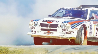 Markku Alén - Ilkka Kivimaki
28º Rally Sanremo 1986. Lancia Delta S4 (TO 33874F). Clasificado 1º.

Equipo Peugeot descalificado
El tercer dí­a del Rally se examinó el Peugeot y se decreto que las aletas de la parte de abajo eran en realidad faldillas. Las faldillas habí­an sido prohibidas después del Córcega, y a pesar de que los coches habí­an pasado las verificaciones pre-rally, se excluyeron todos los Peugeot de inmediato. Peugeot llevó el asunto a la FISA en diciembre, y decidió que la exclusión era ilegal.

Todos los puntos del Rally para el Campeonato se anularon, por eso Sanremo de 1986 no pudo considerarse una prueba de WRC, y por eso Markku Alén fue Campeón del Mundo durante tan solo 10 dí­as.

Del 13 al 17 de Octubre, Sanremo, Imperia, Italia.
Superficie: asfalto - tierra.

El Rally tenía un total de 2148.69 Km de los que 532.60 Km divididos en 40 tramos eran especiales (2 de ellos fueron cancelados SS8 Santa Luce de 12.30 Km y SS22 La Sela 2 de 10.15 Km).

Tomaron la salida 118 equipos, finalizaron 38.
@
Palabras clave: Markku_Alen;Lancia;Delta;Grupo_B;Sanremo;1986