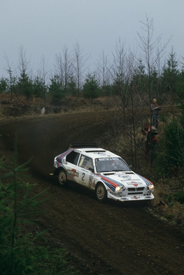 Markku Alén - Ilkka Kivimaki
21º Toyota Olympus Rally 1986. Lancia Delta S4 (TO 33874F). Clasificado 1º.

Esta victoria lo proclamó Campeón del Mundo a Markku Alén.

El éxito en la reclamación del Equipo Peugeot en Diciembre por la exclusión en el 28º Rally Sanremo, produjo que todos los puntos del Rally para el Campeonato se anulasen.
Eso significó que Sanremo de 1986 no pudo considerarse una prueba de WRC y por eso Markku Alén fue Campeón del Mundo durante tan solo 10 dí­as.

Última aparición Oficial de los coches Grupo B en una prueba válida para el Mundial de Rallys.

Como anécdota y prueba de como eran esos pilotos en esa época, en uno de los tramos Alén cometí­a un error garrafal al querer entrar sin darse cuenta en sentido contrario a un control horario. Kankkunen, todo un deportista y señor, (proclamado Campeón del Mundo ese año 1986 después de la reclamación de Peugeot), le avisó del error que estaba cometiendo, pudiendo Alén rectificar la trayectoria antes de que le significara una sanción.

Caballeros y amigos ante todo es lo que eran esos pilotos en esa época !!.

Y una segunda anécdota.
Este rallye pudo decidir el Campeonato de España de aquel año que ya había finalizado unas semanas antes. 

En aquella época se daban puntos por participar en pruebas internacionales y Renault España barajó la posibilidad de inscribir a Sainz en el Olympus con el Tour de Corse (el Maxi correría en la misma clase que los Gr.B oficiales por lo que difícilmente puntuaría).

Ante esa amenaza, Lancia puso a disposición de Serviá un Delta para el mismo Rally... Ahí acabó la historia.

De 4 al 7 de Diciembre, Tacoma - Tumwater, Washington, Estados Unidos.
Superficie: tierra.

El Rally tenía un total de 540.65 km cronometrados divididos en 40 tramos especiales (uno de ellos fue cancelado SS6 Taylor Towne de 14.76 km).

Tomaron la salida 50 equipos, finalizaron 25.
@
Palabras clave: Markku_Alen;Lancia;Delta;S4;Olympus;Grupo_B;1986