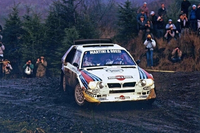 Markku Alén - Ilkka Kivimaki
21º Toyota Olympus Rally 1986. Lancia Delta S4 (TO 33874F). Clasificado 1º.

Esta victoria lo proclamó Campeón del Mundo a Markku Alén.

El éxito en la reclamación del Equipo Peugeot en Diciembre por la exclusión en el 28º Rally Sanremo, produjo que todos los puntos del Rally para el Campeonato se anulasen.
Eso significó que Sanremo de 1986 no pudo considerarse una prueba de WRC y por eso Markku Alén fue Campeón del Mundo durante tan solo 10 dí­as.

Última aparición Oficial de los coches Grupo B en una prueba válida para el Mundial de Rallys.

Como anécdota y prueba de como eran esos pilotos en esa época, en uno de los tramos Alén cometí­a un error garrafal al querer entrar sin darse cuenta en sentido contrario a un control horario. Kankkunen, todo un deportista y señor, (proclamado Campeón del Mundo ese año 1986 después de la reclamación de Peugeot), le avisó del error que estaba cometiendo, pudiendo Alén rectificar la trayectoria antes de que le significara una sanción.

Caballeros y amigos ante todo es lo que eran esos pilotos en esa época !!.

Y una segunda anécdota.
Este rallye pudo decidir el Campeonato de España de aquel año que ya había finalizado unas semanas antes. 

En aquella época se daban puntos por participar en pruebas internacionales y Renault España barajó la posibilidad de inscribir a Sainz en el Olympus con el Tour de Corse (el Maxi correría en la misma clase que los Gr.B oficiales por lo que difícilmente puntuaría).

Ante esa amenaza, Lancia puso a disposición de Serviá un Delta para el mismo Rally... Ahí acabó la historia.

De 4 al 7 de Diciembre, Tacoma - Tumwater, Washington, Estados Unidos.
Superficie: tierra.

El Rally tenía un total de 540.65 km cronometrados divididos en 40 tramos especiales (uno de ellos fue cancelado SS6 Taylor Towne de 14.76 km).

Tomaron la salida 50 equipos, finalizaron 25.
@
Palabras clave: Markku_Alen;Lancia;Delta;S4;Olympus;Grupo_B;1986