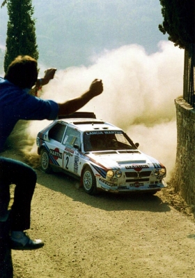 Markku Alén - Ilkka Kivimaki
28º Rally Sanremo 1986. Lancia Delta S4 (TO 33874F). Clasificado 1º.

Equipo Peugeot descalificado
El tercer dí­a del Rally se examinó el Peugeot y se decreto que las aletas de la parte de abajo eran en realidad faldillas. Las faldillas habí­an sido prohibidas después del Córcega, y a pesar de que los coches habí­an pasado las verificaciones pre-rally, se excluyeron todos los Peugeot de inmediato. Peugeot llevó el asunto a la FISA en diciembre, y decidió que la exclusión era ilegal.

Todos los puntos del Rally para el Campeonato se anularon, por eso Sanremo de 1986 no pudo considerarse una prueba de WRC, y por eso Markku Alén fue Campeón del Mundo durante tan solo 10 dí­as.

Del 13 al 17 de Octubre, Sanremo, Imperia, Italia.
Superficie: asfalto - tierra.

El Rally tenía un total de 2148.69 Km de los que 532.60 Km divididos en 40 tramos eran especiales (2 de ellos fueron cancelados SS8 Santa Luce de 12.30 Km y SS22 La Sela 2 de 10.15 Km).

Tomaron la salida 118 equipos, finalizaron 38.
@

Palabras clave: Markku_Alen;Lancia;Delta;Grupo_B;Sanremo;1986