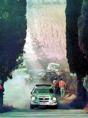 Markku Alén - Ilkka Kivimaki
28º Rally Sanremo 1986. Lancia Delta S4 (TO 33874F). Clasificado 1º.

Equipo Peugeot descalificado
El tercer dí­a del Rally se examinó el Peugeot y se decreto que las aletas de la parte de abajo eran en realidad faldillas. Las faldillas habí­an sido prohibidas después del Córcega, y a pesar de que los coches habí­an pasado las verificaciones pre-rally, se excluyeron todos los Peugeot de inmediato. Peugeot llevó el asunto a la FISA en diciembre, y decidió que la exclusión era ilegal.

Todos los puntos del Rally para el Campeonato se anularon, por eso Sanremo de 1986 no pudo considerarse una prueba de WRC, y por eso Markku Alén fue Campeón del Mundo durante tan solo 10 dí­as.

Del 13 al 17 de Octubre, Sanremo, Imperia, Italia.
Superficie: asfalto - tierra.

El Rally tenía un total de 2148.69 Km de los que 532.60 Km divididos en 40 tramos eran especiales (2 de ellos fueron cancelados SS8 Santa Luce de 12.30 Km y SS22 La Sela 2 de 10.15 Km).

Tomaron la salida 118 equipos, finalizaron 38.
@

Palabras clave: Markku_Alen;Lancia;Delta;Grupo_B;Sanremo;1986