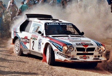 Markku Alén - Ilkka Kivimaki
28º Rally Sanremo 1986. Lancia Delta S4 (TO 33874F). Clasificado 1º.

Equipo Peugeot descalificado
El tercer dí­a del Rally se examinó el Peugeot y se decreto que las aletas de la parte de abajo eran en realidad faldillas. Las faldillas habí­an sido prohibidas después del Córcega, y a pesar de que los coches habí­an pasado las verificaciones pre-rally, se excluyeron todos los Peugeot de inmediato. Peugeot llevó el asunto a la FISA en diciembre, y decidió que la exclusión era ilegal.

Todos los puntos del Rally para el Campeonato se anularon, por eso Sanremo de 1986 no pudo considerarse una prueba de WRC, y por eso Markku Alén fue Campeón del Mundo durante tan solo 10 dí­as.

Del 13 al 17 de Octubre, Sanremo, Imperia, Italia.
Superficie: asfalto - tierra.

El Rally tenía un total de 2148.69 Km de los que 532.60 Km divididos en 40 tramos eran especiales (2 de ellos fueron cancelados SS8 Santa Luce de 12.30 Km y SS22 La Sela 2 de 10.15 Km).

Tomaron la salida 118 equipos, finalizaron 38.
@
Palabras clave: Markku_Alen;Lancia;Delta;Grupo_B;Sanremo;1986