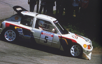 Bruno Saby - Jean François Fauchille
30º Tour de Corse 1986. Peugeot 205 T16 E2 (239 FWH 75), de Bruno Saby - Jean François Fauchille, clasificado 1º, después de que el Equipo Lancia al completo abandonara la prueba a causa del accidente mortal de Henri Toivonen y Sergio Cresto, cuando éstos iban en primera posición con más de 2 minutos de ventaja sobre el mismo Bruno Saby - Jean François Fauchille.

Del 1 al 3 de Mayo, Ajaccio, Córcega, Francia.
Superficie: asfalto.
El Rally tenia un total de 1551.00 km de los que 1122.34 km divididos en 30 tramos eran especiales. (4 de ellos fueron cancelados. SS12 Figarella - Cardo de 15.75 Km, SS18 Corte - Taverna de 26.84 Km, SS19 Moltifao - Speloncato de 38.16 Km y SS20 Corbara - Calenzana de 23.69 Km. Los 3 últimos por el fatal accidente de Henri y Sergio).
Tomaron la salida 122 equipos, finalizaron 31.

En esta edición habí­an 5 tramos de 50 o mas Km cronometrados, SS7 Cozzano - Col de la Serra de 50.84, SS8 Muracciole - Abbazia de 50.00, SS10 Pont d'Altiani - Pont St Laurent de 56.01, SS14 Prunelli - San Pancrazio de 55.67 y SS17 Campe Militaire - Corte de 58.14. Uno de mas de 70 km, SS23 Saint Roch - Suaricchio de 78.19, y otro, el último, SS30 Liamone - Suaricchio de 83.16 Km.

Aquí dejo los kilómetros de cada uno de los 30 tramos del Rally:

1ª ETAPA (01-Mayo-1986)
SS1 Verghia - Pont de la Masina de 38.09 km
SS2 Sainte Marie Sicche - Moca 1 de 23.96 km
SS3 Petreto - Aullene 1 de 20.03 km
SS4 Zerubia - Santa Giulia de 30.60 km
SS5 Sartene - Zonza de 44.23 km
SS6 Aullene - Zicavo de 25.59 km
SS7 Cozzano - Col de la Serra de 50.84 km
SS8 Muracciole - Abbazia de 50.00 km
SS9 Campo al Quarcio - Ponte de Noceta de 33.77 km
SS10 Pont d'Altiani - Pont St Laurent de 56.01 km
SS11 Ponte Rosso - Borgo de 42.29 km

TOTAL ETAPA 415.41 km

2ª ETAPA (02 Mayo-1986)
SS12 Figarella - Cardo (cancelado) de 15.75 km
SS13 Saint Florent - Col de San Stefano de 26.81 km
SS14 Prunelli - San Pancrazio de 55.67 km
SS15 Folelli - Santa Lucia di Moriani de 18.49 km
SS16 Moriani Plage - Orsoni de 20.10 km
SS17 Campe Militaire Corte de 58.14 km
SS18 Corte - Taverna (cancelado) de 26.84 km
SS19 Moltifao - Speloncato (cancelado) de 38.16 km
SS20 Corbara - Calenzana (cancelado) de 23.69 km

TOTAL ETAPA 283.65 km

3ª ETAPA (03-Mayo-1986)
SS21 Norte Dame de la Serra - Pont du Fango de 28.77 km
SS22 Fango - Ota de 48.59 km
SS23 Saint Roch - Suaricchio de 78.19 km
SS24 Tavera - Pont de Mezzana de 30.57 km
SS25 Sainte Marie Sicche - Moca 2 de 23.96 km
SS26 Petreto - Aullene 2 de 20.03 km
SS27 Sorbollano - Santa Giulia de 35.59 km
SS28 Calvese - Agosta Plage de 38.69 km
SS29 Plaine de Peri - Capiglioli de 35.73 km
SS30 Liamone - Suaricchio 83.16 km

TOTAL ETAPA 423.28 km.
SUMANDO LAS TRES ETAPAS, ESTAMOS HABLANDO DE 1122.34 KM CRONOMETRADOS... UNA SALVAJADA...@
Palabras clave: ;Peugeot;Turbo;Corcega;grupo_B;1986;Corse