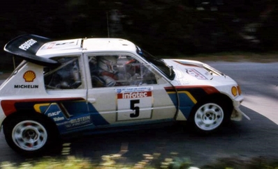 Bruno Saby - Jean François Fauchille
30º Tour de Corse 1986. Peugeot 205 T16 E2 (239 FWH 75), de Bruno Saby - Jean François Fauchille, clasificado 1º, después de que el Equipo Lancia al completo abandonara la prueba a causa del accidente mortal de Henri Toivonen y Sergio Cresto, cuando éstos iban en primera posición con más de 2 minutos de ventaja sobre el mismo Bruno Saby - Jean François Fauchille.

Del 1 al 3 de Mayo, Ajaccio, Córcega, Francia.
Superficie: asfalto.
El Rally tenia un total de 1551.00 km de los que 1122.34 km divididos en 30 tramos eran especiales. (4 de ellos fueron cancelados. SS12 Figarella - Cardo de 15.75 Km, SS18 Corte - Taverna de 26.84 Km, SS19 Moltifao - Speloncato de 38.16 Km y SS20 Corbara - Calenzana de 23.69 Km. Los 3 últimos por el fatal accidente de Henri y Sergio).
Tomaron la salida 122 equipos, finalizaron 31.

En esta edición habí­an 5 tramos de 50 o mas Km cronometrados, SS7 Cozzano - Col de la Serra de 50.84, SS8 Muracciole - Abbazia de 50.00, SS10 Pont d'Altiani - Pont St Laurent de 56.01, SS14 Prunelli - San Pancrazio de 55.67 y SS17 Campe Militaire - Corte de 58.14. Uno de mas de 70 km, SS23 Saint Roch - Suaricchio de 78.19, y otro, el último, SS30 Liamone - Suaricchio de 83.16 Km.

Aquí dejo los kilómetros de cada uno de los 30 tramos del Rally:

1ª ETAPA (01-Mayo-1986)
SS1 Verghia - Pont de la Masina de 38.09 km
SS2 Sainte Marie Sicche - Moca 1 de 23.96 km
SS3 Petreto - Aullene 1 de 20.03 km
SS4 Zerubia - Santa Giulia de 30.60 km
SS5 Sartene - Zonza de 44.23 km
SS6 Aullene - Zicavo de 25.59 km
SS7 Cozzano - Col de la Serra de 50.84 km
SS8 Muracciole - Abbazia de 50.00 km
SS9 Campo al Quarcio - Ponte de Noceta de 33.77 km
SS10 Pont d'Altiani - Pont St Laurent de 56.01 km
SS11 Ponte Rosso - Borgo de 42.29 km

TOTAL ETAPA 415.41 km

2ª ETAPA (02 Mayo-1986)
SS12 Figarella - Cardo (cancelado) de 15.75 km
SS13 Saint Florent - Col de San Stefano de 26.81 km
SS14 Prunelli - San Pancrazio de 55.67 km
SS15 Folelli - Santa Lucia di Moriani de 18.49 km
SS16 Moriani Plage - Orsoni de 20.10 km
SS17 Campe Militaire Corte de 58.14 km
SS18 Corte - Taverna (cancelado) de 26.84 km
SS19 Moltifao - Speloncato (cancelado) de 38.16 km
SS20 Corbara - Calenzana (cancelado) de 23.69 km

TOTAL ETAPA 283.65 km

3ª ETAPA (03-Mayo-1986)
SS21 Norte Dame de la Serra - Pont du Fango de 28.77 km
SS22 Fango - Ota de 48.59 km
SS23 Saint Roch - Suaricchio de 78.19 km
SS24 Tavera - Pont de Mezzana de 30.57 km
SS25 Sainte Marie Sicche - Moca 2 de 23.96 km
SS26 Petreto - Aullene 2 de 20.03 km
SS27 Sorbollano - Santa Giulia de 35.59 km
SS28 Calvese - Agosta Plage de 38.69 km
SS29 Plaine de Peri - Capiglioli de 35.73 km
SS30 Liamone - Suaricchio 83.16 km

TOTAL ETAPA 423.28 km.
SUMANDO LAS TRES ETAPAS, ESTAMOS HABLANDO DE 1122.34 KM CRONOMETRADOS... UNA SALVAJADA...@
Palabras clave: ;Peugeot;Turbo;Corcega;grupo_B;1986;Corse