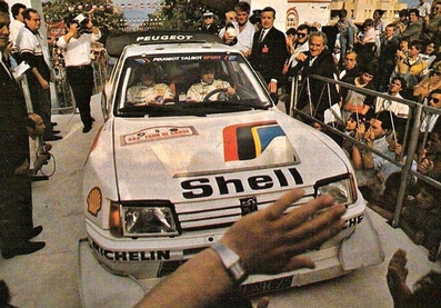 Bruno Saby - Jean François Fauchille
30º Tour de Corse 1986. Peugeot 205 T16 E2 (239 FWH 75), de Bruno Saby - Jean François Fauchille, clasificado 1º, después de que el Equipo Lancia al completo abandonara la prueba a causa del accidente mortal de Henri Toivonen y Sergio Cresto, cuando éstos iban en primera posición con más de 2 minutos de ventaja sobre el mismo Bruno Saby - Jean François Fauchille.

Del 1 al 3 de Mayo, Ajaccio, Córcega, Francia.
Superficie: asfalto.
El Rally tenia un total de 1551.00 km de los que 1122.34 km divididos en 30 tramos eran especiales. (4 de ellos fueron cancelados. SS12 Figarella - Cardo de 15.75 Km, SS18 Corte - Taverna de 26.84 Km, SS19 Moltifao - Speloncato de 38.16 Km y SS20 Corbara - Calenzana de 23.69 Km. Los 3 últimos por el fatal accidente de Henri y Sergio).
Tomaron la salida 122 equipos, finalizaron 31.

En esta edición habí­an 5 tramos de 50 o mas Km cronometrados, SS7 Cozzano - Col de la Serra de 50.84, SS8 Muracciole - Abbazia de 50.00, SS10 Pont d'Altiani - Pont St Laurent de 56.01, SS14 Prunelli - San Pancrazio de 55.67 y SS17 Campe Militaire - Corte de 58.14. Uno de mas de 70 km, SS23 Saint Roch - Suaricchio de 78.19, y otro, el último, SS30 Liamone - Suaricchio de 83.16 Km.

Aquí dejo los kilómetros de cada uno de los 30 tramos del Rally:

1ª ETAPA (01-Mayo-1986)
SS1 Verghia - Pont de la Masina de 38.09 km
SS2 Sainte Marie Sicche - Moca 1 de 23.96 km
SS3 Petreto - Aullene 1 de 20.03 km
SS4 Zerubia - Santa Giulia de 30.60 km
SS5 Sartene - Zonza de 44.23 km
SS6 Aullene - Zicavo de 25.59 km
SS7 Cozzano - Col de la Serra de 50.84 km
SS8 Muracciole - Abbazia de 50.00 km
SS9 Campo al Quarcio - Ponte de Noceta de 33.77 km
SS10 Pont d'Altiani - Pont St Laurent de 56.01 km
SS11 Ponte Rosso - Borgo de 42.29 km

TOTAL ETAPA 415.41 km

2ª ETAPA (02 Mayo-1986)
SS12 Figarella - Cardo (cancelado) de 15.75 km
SS13 Saint Florent - Col de San Stefano de 26.81 km
SS14 Prunelli - San Pancrazio de 55.67 km
SS15 Folelli - Santa Lucia di Moriani de 18.49 km
SS16 Moriani Plage - Orsoni de 20.10 km
SS17 Campe Militaire Corte de 58.14 km
SS18 Corte - Taverna (cancelado) de 26.84 km
SS19 Moltifao - Speloncato (cancelado) de 38.16 km
SS20 Corbara - Calenzana (cancelado) de 23.69 km

TOTAL ETAPA 283.65 km

3ª ETAPA (03-Mayo-1986)
SS21 Norte Dame de la Serra - Pont du Fango de 28.77 km
SS22 Fango - Ota de 48.59 km
SS23 Saint Roch - Suaricchio de 78.19 km
SS24 Tavera - Pont de Mezzana de 30.57 km
SS25 Sainte Marie Sicche - Moca 2 de 23.96 km
SS26 Petreto - Aullene 2 de 20.03 km
SS27 Sorbollano - Santa Giulia de 35.59 km
SS28 Calvese - Agosta Plage de 38.69 km
SS29 Plaine de Peri - Capiglioli de 35.73 km
SS30 Liamone - Suaricchio 83.16 km

TOTAL ETAPA 423.28 km.
SUMANDO LAS TRES ETAPAS, ESTAMOS HABLANDO DE 1122.34 KM CRONOMETRADOS... UNA SALVAJADA...@
Palabras clave: ;Peugeot;Turbo;Corcega;grupo_B;1986;Corse
