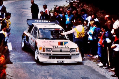 Bruno Saby - Jean François Fauchille
30º Tour de Corse 1986. Peugeot 205 T16 E2 (239 FWH 75), de Bruno Saby - Jean François Fauchille, clasificado 1º, después de que el Equipo Lancia al completo abandonara la prueba a causa del accidente mortal de Henri Toivonen y Sergio Cresto, cuando éstos iban en primera posición con más de 2 minutos de ventaja sobre el mismo Bruno Saby - Jean François Fauchille.

Del 1 al 3 de Mayo, Ajaccio, Córcega, Francia.
Superficie: asfalto.
El Rally tenia un total de 1551.00 km de los que 1122.34 km divididos en 30 tramos eran especiales. (4 de ellos fueron cancelados. SS12 Figarella - Cardo de 15.75 Km, SS18 Corte - Taverna de 26.84 Km, SS19 Moltifao - Speloncato de 38.16 Km y SS20 Corbara - Calenzana de 23.69 Km. Los 3 últimos por el fatal accidente de Henri y Sergio).
Tomaron la salida 122 equipos, finalizaron 31.

En esta edición habí­an 5 tramos de 50 o mas Km cronometrados, SS7 Cozzano - Col de la Serra de 50.84, SS8 Muracciole - Abbazia de 50.00, SS10 Pont d'Altiani - Pont St Laurent de 56.01, SS14 Prunelli - San Pancrazio de 55.67 y SS17 Campe Militaire - Corte de 58.14. Uno de mas de 70 km, SS23 Saint Roch - Suaricchio de 78.19, y otro, el último, SS30 Liamone - Suaricchio de 83.16 Km.

Aquí dejo los kilómetros de cada uno de los 30 tramos del Rally:

1ª ETAPA (01-Mayo-1986)
SS1 Verghia - Pont de la Masina de 38.09 km
SS2 Sainte Marie Sicche - Moca 1 de 23.96 km
SS3 Petreto - Aullene 1 de 20.03 km
SS4 Zerubia - Santa Giulia de 30.60 km
SS5 Sartene - Zonza de 44.23 km
SS6 Aullene - Zicavo de 25.59 km
SS7 Cozzano - Col de la Serra de 50.84 km
SS8 Muracciole - Abbazia de 50.00 km
SS9 Campo al Quarcio - Ponte de Noceta de 33.77 km
SS10 Pont d'Altiani - Pont St Laurent de 56.01 km
SS11 Ponte Rosso - Borgo de 42.29 km

TOTAL ETAPA 415.41 km

2ª ETAPA (02 Mayo-1986)
SS12 Figarella - Cardo (cancelado) de 15.75 km
SS13 Saint Florent - Col de San Stefano de 26.81 km
SS14 Prunelli - San Pancrazio de 55.67 km
SS15 Folelli - Santa Lucia di Moriani de 18.49 km
SS16 Moriani Plage - Orsoni de 20.10 km
SS17 Campe Militaire Corte de 58.14 km
SS18 Corte - Taverna (cancelado) de 26.84 km
SS19 Moltifao - Speloncato (cancelado) de 38.16 km
SS20 Corbara - Calenzana (cancelado) de 23.69 km

TOTAL ETAPA 283.65 km

3ª ETAPA (03-Mayo-1986)
SS21 Norte Dame de la Serra - Pont du Fango de 28.77 km
SS22 Fango - Ota de 48.59 km
SS23 Saint Roch - Suaricchio de 78.19 km
SS24 Tavera - Pont de Mezzana de 30.57 km
SS25 Sainte Marie Sicche - Moca 2 de 23.96 km
SS26 Petreto - Aullene 2 de 20.03 km
SS27 Sorbollano - Santa Giulia de 35.59 km
SS28 Calvese - Agosta Plage de 38.69 km
SS29 Plaine de Peri - Capiglioli de 35.73 km
SS30 Liamone - Suaricchio 83.16 km

TOTAL ETAPA 423.28 km.
SUMANDO LAS TRES ETAPAS, ESTAMOS HABLANDO DE 1122.34 KM CRONOMETRADOS... UNA SALVAJADA...@
Palabras clave: ;Peugeot;Turbo;Corcega;grupo_B;1986;Corse