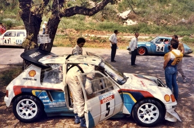 Bruno Saby - Jean François Fauchille
30º Tour de Corse 1986. Peugeot 205 T16 E2 (239 FWH 75), de Bruno Saby - Jean François Fauchille, clasificado 1º, después de que el Equipo Lancia al completo abandonara la prueba a causa del accidente mortal de Henri Toivonen y Sergio Cresto, cuando éstos iban en primera posición con más de 2 minutos de ventaja sobre el mismo Bruno Saby - Jean François Fauchille.

Del 1 al 3 de Mayo, Ajaccio, Córcega, Francia.
Superficie: asfalto.
El Rally tenia un total de 1551.00 km de los que 1122.34 km divididos en 30 tramos eran especiales. (4 de ellos fueron cancelados. SS12 Figarella - Cardo de 15.75 Km, SS18 Corte - Taverna de 26.84 Km, SS19 Moltifao - Speloncato de 38.16 Km y SS20 Corbara - Calenzana de 23.69 Km. Los 3 últimos por el fatal accidente de Henri y Sergio).
Tomaron la salida 122 equipos, finalizaron 31.

En esta edición habí­an 5 tramos de 50 o mas Km cronometrados, SS7 Cozzano - Col de la Serra de 50.84, SS8 Muracciole - Abbazia de 50.00, SS10 Pont d'Altiani - Pont St Laurent de 56.01, SS14 Prunelli - San Pancrazio de 55.67 y SS17 Campe Militaire - Corte de 58.14. Uno de mas de 70 km, SS23 Saint Roch - Suaricchio de 78.19, y otro, el último, SS30 Liamone - Suaricchio de 83.16 Km.

Aquí dejo los kilómetros de cada uno de los 30 tramos del Rally:

1ª ETAPA (01-Mayo-1986)
SS1 Verghia - Pont de la Masina de 38.09 km
SS2 Sainte Marie Sicche - Moca 1 de 23.96 km
SS3 Petreto - Aullene 1 de 20.03 km
SS4 Zerubia - Santa Giulia de 30.60 km
SS5 Sartene - Zonza de 44.23 km
SS6 Aullene - Zicavo de 25.59 km
SS7 Cozzano - Col de la Serra de 50.84 km
SS8 Muracciole - Abbazia de 50.00 km
SS9 Campo al Quarcio - Ponte de Noceta de 33.77 km
SS10 Pont d'Altiani - Pont St Laurent de 56.01 km
SS11 Ponte Rosso - Borgo de 42.29 km

TOTAL ETAPA 415.41 km

2ª ETAPA (02 Mayo-1986)
SS12 Figarella - Cardo (cancelado) de 15.75 km
SS13 Saint Florent - Col de San Stefano de 26.81 km
SS14 Prunelli - San Pancrazio de 55.67 km
SS15 Folelli - Santa Lucia di Moriani de 18.49 km
SS16 Moriani Plage - Orsoni de 20.10 km
SS17 Campe Militaire Corte de 58.14 km
SS18 Corte - Taverna (cancelado) de 26.84 km
SS19 Moltifao - Speloncato (cancelado) de 38.16 km
SS20 Corbara - Calenzana (cancelado) de 23.69 km

TOTAL ETAPA 283.65 km

3ª ETAPA (03-Mayo-1986)
SS21 Norte Dame de la Serra - Pont du Fango de 28.77 km
SS22 Fango - Ota de 48.59 km
SS23 Saint Roch - Suaricchio de 78.19 km
SS24 Tavera - Pont de Mezzana de 30.57 km
SS25 Sainte Marie Sicche - Moca 2 de 23.96 km
SS26 Petreto - Aullene 2 de 20.03 km
SS27 Sorbollano - Santa Giulia de 35.59 km
SS28 Calvese - Agosta Plage de 38.69 km
SS29 Plaine de Peri - Capiglioli de 35.73 km
SS30 Liamone - Suaricchio 83.16 km

TOTAL ETAPA 423.28 km.
SUMANDO LAS TRES ETAPAS, ESTAMOS HABLANDO DE 1122.34 KM CRONOMETRADOS... UNA SALVAJADA...@
Palabras clave: ;Peugeot;Turbo;Corcega;grupo_B;1986;Corse
