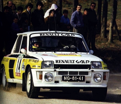 Joaquim Moutinho da Silva Santos - Edgar Fortes
20º Rallye de Portugal 1986. Renault 5 Turbo (NG-81-41). Clasificado 1º.

Del 5 al 8 de Marzo, Estoril, Portugal.
Superficie: asfalto - tierra.

El Rallye tenía un total de 2428.47 km de los que 703.50 km divididos en 48 tramos eran especiales.

Todos los equipos "top" abandonan la prueba a causa del fatal accidente de Joaquim Santos y su Ford RS200 donde fallecieron 3 personas y muchas otras resultaron heridas de mayor y menor gravedad.

Todos los pilotos estaban indignados con el comportamiento del público, irresponsable y peligroso.
Hay que decir que habí­a público de todas las nacionalidades, pasó en Portugal como podrí­a haber pasado en cualquier otro Rallye del sur de Europa.

Henri fue quien comunicó a la prensa la unánime decisión de los pilotos.

Nueve tramos especiales fueron cancelados.
Los tres primeros una vez comenzados, (anulando los tiempos de todos los que habían terminado el tramo), SS1 Lagoa Azul 1 de 5.00 km, donde sucedió el accidente, SS2 Peninha1 de 6.50 km, SS3 Sintra 1 de 10.50 km, SS4 Lagoa Azul 2 de 5.00 km, SS5 Peninha 2 de 6.50 km, SS6 Sintra 2 de 10.50 km, SS7 Lagoa Azul 3 de 5.00 km, SS8 Peninha 3 de 6.50 km, SS9 Sintra 3 de 10.50 km.

Tomaron la salida 111 equipos, finalizaron 35.
@
Palabras clave: Joaquim_Moutinho;Edgar_Fortes;Renault;Turbo;Grupo_B;PortugaL;1986