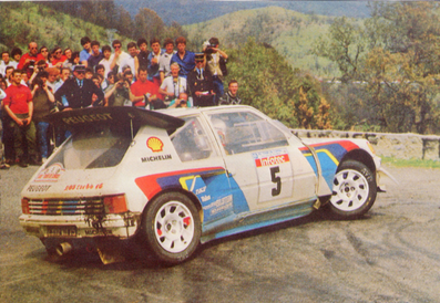 Bruno Saby - Jean François Fauchille
30º Tour de Corse 1986. Peugeot 205 T16 E2 (239 FWH 75), de Bruno Saby - Jean François Fauchille, clasificado 1º, después de que el Equipo Lancia al completo abandonara la prueba a causa del accidente mortal de Henri Toivonen y Sergio Cresto, cuando éstos iban en primera posición con más de 2 minutos de ventaja sobre el mismo Bruno Saby - Jean François Fauchille.

Del 1 al 3 de Mayo, Ajaccio, Córcega, Francia.
Superficie: asfalto.
El Rally tenia un total de 1551.00 km de los que 1122.34 km divididos en 30 tramos eran especiales. (4 de ellos fueron cancelados. SS12 Figarella - Cardo de 15.75 Km, SS18 Corte - Taverna de 26.84 Km, SS19 Moltifao - Speloncato de 38.16 Km y SS20 Corbara - Calenzana de 23.69 Km. Los 3 últimos por el fatal accidente de Henri y Sergio).
Tomaron la salida 122 equipos, finalizaron 31.

En esta edición habí­an 5 tramos de 50 o mas Km cronometrados, SS7 Cozzano - Col de la Serra de 50.84, SS8 Muracciole - Abbazia de 50.00, SS10 Pont d'Altiani - Pont St Laurent de 56.01, SS14 Prunelli - San Pancrazio de 55.67 y SS17 Campe Militaire - Corte de 58.14. Uno de mas de 70 km, SS23 Saint Roch - Suaricchio de 78.19, y otro, el último, SS30 Liamone - Suaricchio de 83.16 Km.

Aquí dejo los kilómetros de cada uno de los 30 tramos del Rally:

1ª ETAPA (01-Mayo-1986)
SS1 Verghia - Pont de la Masina de 38.09 km
SS2 Sainte Marie Sicche - Moca 1 de 23.96 km
SS3 Petreto - Aullene 1 de 20.03 km
SS4 Zerubia - Santa Giulia de 30.60 km
SS5 Sartene - Zonza de 44.23 km
SS6 Aullene - Zicavo de 25.59 km
SS7 Cozzano - Col de la Serra de 50.84 km
SS8 Muracciole - Abbazia de 50.00 km
SS9 Campo al Quarcio - Ponte de Noceta de 33.77 km
SS10 Pont d'Altiani - Pont St Laurent de 56.01 km
SS11 Ponte Rosso - Borgo de 42.29 km

TOTAL ETAPA 415.41 km

2ª ETAPA (02 Mayo-1986)
SS12 Figarella - Cardo (cancelado) de 15.75 km
SS13 Saint Florent - Col de San Stefano de 26.81 km
SS14 Prunelli - San Pancrazio de 55.67 km
SS15 Folelli - Santa Lucia di Moriani de 18.49 km
SS16 Moriani Plage - Orsoni de 20.10 km
SS17 Campe Militaire Corte de 58.14 km
SS18 Corte - Taverna (cancelado) de 26.84 km
SS19 Moltifao - Speloncato (cancelado) de 38.16 km
SS20 Corbara - Calenzana (cancelado) de 23.69 km

TOTAL ETAPA 283.65 km

3ª ETAPA (03-Mayo-1986)
SS21 Norte Dame de la Serra - Pont du Fango de 28.77 km
SS22 Fango - Ota de 48.59 km
SS23 Saint Roch - Suaricchio de 78.19 km
SS24 Tavera - Pont de Mezzana de 30.57 km
SS25 Sainte Marie Sicche - Moca 2 de 23.96 km
SS26 Petreto - Aullene 2 de 20.03 km
SS27 Sorbollano - Santa Giulia de 35.59 km
SS28 Calvese - Agosta Plage de 38.69 km
SS29 Plaine de Peri - Capiglioli de 35.73 km
SS30 Liamone - Suaricchio 83.16 km

TOTAL ETAPA 423.28 km.
SUMANDO LAS TRES ETAPAS, ESTAMOS HABLANDO DE 1122.34 KM CRONOMETRADOS... UNA SALVAJADA...@
Palabras clave: ;Peugeot;Turbo;Còrcega;grupo_B;1986;Corse