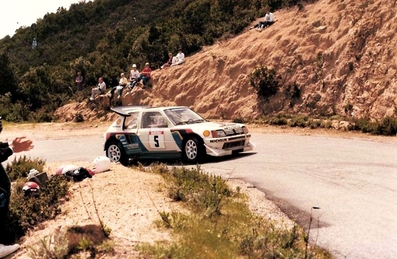 Bruno Saby - Jean François Fauchille
30º Tour de Corse 1986. Peugeot 205 T16 E2 (239 FWH 75), de Bruno Saby - Jean François Fauchille, clasificado 1º, después de que el Equipo Lancia al completo abandonara la prueba a causa del accidente mortal de Henri Toivonen y Sergio Cresto, cuando éstos iban en primera posición con más de 2 minutos de ventaja sobre el mismo Bruno Saby - Jean François Fauchille.

Del 1 al 3 de Mayo, Ajaccio, Córcega, Francia.
Superficie: asfalto.
El Rally tenia un total de 1551.00 km de los que 1122.34 km divididos en 30 tramos eran especiales. (4 de ellos fueron cancelados. SS12 Figarella - Cardo de 15.75 Km, SS18 Corte - Taverna de 26.84 Km, SS19 Moltifao - Speloncato de 38.16 Km y SS20 Corbara - Calenzana de 23.69 Km. Los 3 últimos por el fatal accidente de Henri y Sergio).
Tomaron la salida 122 equipos, finalizaron 31.

En esta edición habí­an 5 tramos de 50 o mas Km cronometrados, SS7 Cozzano - Col de la Serra de 50.84, SS8 Muracciole - Abbazia de 50.00, SS10 Pont d'Altiani - Pont St Laurent de 56.01, SS14 Prunelli - San Pancrazio de 55.67 y SS17 Campe Militaire - Corte de 58.14. Uno de mas de 70 km, SS23 Saint Roch - Suaricchio de 78.19, y otro, el último, SS30 Liamone - Suaricchio de 83.16 Km.

Aquí dejo los kilómetros de cada uno de los 30 tramos del Rally:

1ª ETAPA (01-Mayo-1986)
SS1 Verghia - Pont de la Masina de 38.09 km
SS2 Sainte Marie Sicche - Moca 1 de 23.96 km
SS3 Petreto - Aullene 1 de 20.03 km
SS4 Zerubia - Santa Giulia de 30.60 km
SS5 Sartene - Zonza de 44.23 km
SS6 Aullene - Zicavo de 25.59 km
SS7 Cozzano - Col de la Serra de 50.84 km
SS8 Muracciole - Abbazia de 50.00 km
SS9 Campo al Quarcio - Ponte de Noceta de 33.77 km
SS10 Pont d'Altiani - Pont St Laurent de 56.01 km
SS11 Ponte Rosso - Borgo de 42.29 km

TOTAL ETAPA 415.41 km

2ª ETAPA (02 Mayo-1986)
SS12 Figarella - Cardo (cancelado) de 15.75 km
SS13 Saint Florent - Col de San Stefano de 26.81 km
SS14 Prunelli - San Pancrazio de 55.67 km
SS15 Folelli - Santa Lucia di Moriani de 18.49 km
SS16 Moriani Plage - Orsoni de 20.10 km
SS17 Campe Militaire Corte de 58.14 km
SS18 Corte - Taverna (cancelado) de 26.84 km
SS19 Moltifao - Speloncato (cancelado) de 38.16 km
SS20 Corbara - Calenzana (cancelado) de 23.69 km

TOTAL ETAPA 283.65 km

3ª ETAPA (03-Mayo-1986)
SS21 Norte Dame de la Serra - Pont du Fango de 28.77 km
SS22 Fango - Ota de 48.59 km
SS23 Saint Roch - Suaricchio de 78.19 km
SS24 Tavera - Pont de Mezzana de 30.57 km
SS25 Sainte Marie Sicche - Moca 2 de 23.96 km
SS26 Petreto - Aullene 2 de 20.03 km
SS27 Sorbollano - Santa Giulia de 35.59 km
SS28 Calvese - Agosta Plage de 38.69 km
SS29 Plaine de Peri - Capiglioli de 35.73 km
SS30 Liamone - Suaricchio 83.16 km

TOTAL ETAPA 423.28 km.
SUMANDO LAS TRES ETAPAS, ESTAMOS HABLANDO DE 1122.34 KM CRONOMETRADOS... UNA SALVAJADA...@
Palabras clave: ;Peugeot;Turbo;Corcega;grupo_B;1986;Corse