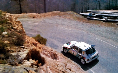 Bruno Saby - Jean François Fauchille
30º Tour de Corse 1986. Peugeot 205 T16 E2 (239 FWH 75), de Bruno Saby - Jean François Fauchille, clasificado 1º, después de que el Equipo Lancia al completo abandonara la prueba a causa del accidente mortal de Henri Toivonen y Sergio Cresto, cuando éstos iban en primera posición con más de 2 minutos de ventaja sobre el mismo Bruno Saby - Jean François Fauchille.

Del 1 al 3 de Mayo, Ajaccio, Córcega, Francia.
Superficie: asfalto.
El Rally tenia un total de 1551.00 km de los que 1122.34 km divididos en 30 tramos eran especiales. (4 de ellos fueron cancelados. SS12 Figarella - Cardo de 15.75 Km, SS18 Corte - Taverna de 26.84 Km, SS19 Moltifao - Speloncato de 38.16 Km y SS20 Corbara - Calenzana de 23.69 Km. Los 3 últimos por el fatal accidente de Henri y Sergio).
Tomaron la salida 122 equipos, finalizaron 31.

En esta edición habí­an 5 tramos de 50 o mas Km cronometrados, SS7 Cozzano - Col de la Serra de 50.84, SS8 Muracciole - Abbazia de 50.00, SS10 Pont d'Altiani - Pont St Laurent de 56.01, SS14 Prunelli - San Pancrazio de 55.67 y SS17 Campe Militaire - Corte de 58.14. Uno de mas de 70 km, SS23 Saint Roch - Suaricchio de 78.19, y otro, el último, SS30 Liamone - Suaricchio de 83.16 Km.

Aquí dejo los kilómetros de cada uno de los 30 tramos del Rally:

1ª ETAPA (01-Mayo-1986)
SS1 Verghia - Pont de la Masina de 38.09 km
SS2 Sainte Marie Sicche - Moca 1 de 23.96 km
SS3 Petreto - Aullene 1 de 20.03 km
SS4 Zerubia - Santa Giulia de 30.60 km
SS5 Sartene - Zonza de 44.23 km
SS6 Aullene - Zicavo de 25.59 km
SS7 Cozzano - Col de la Serra de 50.84 km
SS8 Muracciole - Abbazia de 50.00 km
SS9 Campo al Quarcio - Ponte de Noceta de 33.77 km
SS10 Pont d'Altiani - Pont St Laurent de 56.01 km
SS11 Ponte Rosso - Borgo de 42.29 km

TOTAL ETAPA 415.41 km

2ª ETAPA (02 Mayo-1986)
SS12 Figarella - Cardo (cancelado) de 15.75 km
SS13 Saint Florent - Col de San Stefano de 26.81 km
SS14 Prunelli - San Pancrazio de 55.67 km
SS15 Folelli - Santa Lucia di Moriani de 18.49 km
SS16 Moriani Plage - Orsoni de 20.10 km
SS17 Campe Militaire Corte de 58.14 km
SS18 Corte - Taverna (cancelado) de 26.84 km
SS19 Moltifao - Speloncato (cancelado) de 38.16 km
SS20 Corbara - Calenzana (cancelado) de 23.69 km

TOTAL ETAPA 283.65 km

3ª ETAPA (03-Mayo-1986)
SS21 Norte Dame de la Serra - Pont du Fango de 28.77 km
SS22 Fango - Ota de 48.59 km
SS23 Saint Roch - Suaricchio de 78.19 km
SS24 Tavera - Pont de Mezzana de 30.57 km
SS25 Sainte Marie Sicche - Moca 2 de 23.96 km
SS26 Petreto - Aullene 2 de 20.03 km
SS27 Sorbollano - Santa Giulia de 35.59 km
SS28 Calvese - Agosta Plage de 38.69 km
SS29 Plaine de Peri - Capiglioli de 35.73 km
SS30 Liamone - Suaricchio 83.16 km

TOTAL ETAPA 423.28 km.
SUMANDO LAS TRES ETAPAS, ESTAMOS HABLANDO DE 1122.34 KM CRONOMETRADOS... UNA SALVAJADA...@
Palabras clave: ;Peugeot;Turbo;Còrcega;grupo_B;1986;Corse