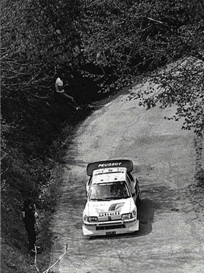 Bruno Saby - Jean François Fauchille
30º Tour de Corse 1986. Peugeot 205 T16 E2 (239 FWH 75), de Bruno Saby - Jean François Fauchille, clasificado 1º, después de que el Equipo Lancia al completo abandonara la prueba a causa del accidente mortal de Henri Toivonen y Sergio Cresto, cuando éstos iban en primera posición con más de 2 minutos de ventaja sobre el mismo Bruno Saby - Jean François Fauchille.

Del 1 al 3 de Mayo, Ajaccio, Córcega, Francia.
Superficie: asfalto.
El Rally tenia un total de 1551.00 km de los que 1122.34 km divididos en 30 tramos eran especiales. (4 de ellos fueron cancelados. SS12 Figarella - Cardo de 15.75 Km, SS18 Corte - Taverna de 26.84 Km, SS19 Moltifao - Speloncato de 38.16 Km y SS20 Corbara - Calenzana de 23.69 Km. Los 3 últimos por el fatal accidente de Henri y Sergio).
Tomaron la salida 122 equipos, finalizaron 31.

En esta edición habí­an 5 tramos de 50 o mas Km cronometrados, SS7 Cozzano - Col de la Serra de 50.84, SS8 Muracciole - Abbazia de 50.00, SS10 Pont d'Altiani - Pont St Laurent de 56.01, SS14 Prunelli - San Pancrazio de 55.67 y SS17 Campe Militaire - Corte de 58.14. Uno de mas de 70 km, SS23 Saint Roch - Suaricchio de 78.19, y otro, el último, SS30 Liamone - Suaricchio de 83.16 Km.

Aquí dejo los kilómetros de cada uno de los 30 tramos del Rally:

1ª ETAPA (01-Mayo-1986)
SS1 Verghia - Pont de la Masina de 38.09 km
SS2 Sainte Marie Sicche - Moca 1 de 23.96 km
SS3 Petreto - Aullene 1 de 20.03 km
SS4 Zerubia - Santa Giulia de 30.60 km
SS5 Sartene - Zonza de 44.23 km
SS6 Aullene - Zicavo de 25.59 km
SS7 Cozzano - Col de la Serra de 50.84 km
SS8 Muracciole - Abbazia de 50.00 km
SS9 Campo al Quarcio - Ponte de Noceta de 33.77 km
SS10 Pont d'Altiani - Pont St Laurent de 56.01 km
SS11 Ponte Rosso - Borgo de 42.29 km

TOTAL ETAPA 415.41 km

2ª ETAPA (02 Mayo-1986)
SS12 Figarella - Cardo (cancelado) de 15.75 km
SS13 Saint Florent - Col de San Stefano de 26.81 km
SS14 Prunelli - San Pancrazio de 55.67 km
SS15 Folelli - Santa Lucia di Moriani de 18.49 km
SS16 Moriani Plage - Orsoni de 20.10 km
SS17 Campe Militaire Corte de 58.14 km
SS18 Corte - Taverna (cancelado) de 26.84 km
SS19 Moltifao - Speloncato (cancelado) de 38.16 km
SS20 Corbara - Calenzana (cancelado) de 23.69 km

TOTAL ETAPA 283.65 km

3ª ETAPA (03-Mayo-1986)
SS21 Norte Dame de la Serra - Pont du Fango de 28.77 km
SS22 Fango - Ota de 48.59 km
SS23 Saint Roch - Suaricchio de 78.19 km
SS24 Tavera - Pont de Mezzana de 30.57 km
SS25 Sainte Marie Sicche - Moca 2 de 23.96 km
SS26 Petreto - Aullene 2 de 20.03 km
SS27 Sorbollano - Santa Giulia de 35.59 km
SS28 Calvese - Agosta Plage de 38.69 km
SS29 Plaine de Peri - Capiglioli de 35.73 km
SS30 Liamone - Suaricchio 83.16 km

TOTAL ETAPA 423.28 km.
SUMANDO LAS TRES ETAPAS, ESTAMOS HABLANDO DE 1122.34 KM CRONOMETRADOS... UNA SALVAJADA...@
Palabras clave: ;Peugeot;Turbo;Corcega;grupo_B;1986;Corse
