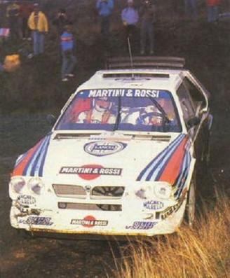 Markku Alén - Illka Kivimaki
21º Toyota Olympus Rally 1986. Lancia Delta S4 (TO 33874F). Clasificado 1º.

Esta victoria lo proclamó Campeón del Mundo a Markku Alén.

El éxito en la reclamación del Equipo Peugeot en Diciembre por la exclusión en el 28º Rally Sanremo, produjo que todos los puntos del Rally para el Campeonato se anulasen.
Eso significó que Sanremo de 1986 no pudo considerarse una prueba de WRC y por eso Markku Alén fue Campeón del Mundo durante tan solo 10 dí­as.

Última aparición Oficial de los coches Grupo B en una prueba válida para el Mundial de Rallys.

Como anécdota y prueba de como eran esos pilotos en esa época, en uno de los tramos Alén cometí­a un error garrafal al querer entrar sin darse cuenta en sentido contrario a un control horario. Kankkunen, todo un deportista y señor, (proclamado Campeón del Mundo ese año 1986 después de la reclamación de Peugeot), le avisó del error que estaba cometiendo, pudiendo Alén rectificar la trayectoria antes de que le significara una sanción.

Caballeros y amigos ante todo es lo que eran esos pilotos en esa época !!.

Y una segunda anécdota.
Este rallye pudo decidir el Campeonato de España de aquel año que ya había finalizado unas semanas antes. 

En aquella época se daban puntos por participar en pruebas internacionales y Renault España barajó la posibilidad de inscribir a Sainz en el Olympus con el Tour de Corse (el Maxi correría en la misma clase que los Gr.B oficiales por lo que difícilmente puntuaría).

Ante esa amenaza, Lancia puso a disposición de Serviá un Delta para el mismo Rally... Ahí acabó la historia.

De 4 al 7 de Diciembre, Tacoma - Tumwater, Washington, Estados Unidos.
Superficie: tierra.

El Rally tenía un total de 540.65 km cronometrados divididos en 40 tramos especiales (uno de ellos fue cancelado SS6 Taylor Towne de 14.76 km).

Tomaron la salida 50 equipos, finalizaron 25.
@
Palabras clave: Markku_Alen;Lancia;Delta;Olympus;USA;Grupo_B;1986