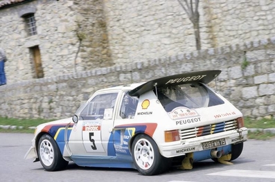 Bruno Saby - Jean François Fauchille
30º Tour de Corse 1986. Peugeot 205 T16 E2 (239 FWH 75), de Bruno Saby - Jean François Fauchille, clasificado 1º, después de que el Equipo Lancia al completo abandonara la prueba a causa del accidente mortal de Henri Toivonen y Sergio Cresto, cuando éstos iban en primera posición con más de 2 minutos de ventaja sobre el mismo Bruno Saby - Jean François Fauchille.

Del 1 al 3 de Mayo, Ajaccio, Córcega, Francia.
Superficie: asfalto.
El Rally tenia un total de 1551.00 km de los que 1122.34 km divididos en 30 tramos eran especiales. (4 de ellos fueron cancelados. SS12 Figarella - Cardo de 15.75 Km, SS18 Corte - Taverna de 26.84 Km, SS19 Moltifao - Speloncato de 38.16 Km y SS20 Corbara - Calenzana de 23.69 Km. Los 3 últimos por el fatal accidente de Henri y Sergio).
Tomaron la salida 122 equipos, finalizaron 31.

En esta edición habí­an 5 tramos de 50 o mas Km cronometrados, SS7 Cozzano - Col de la Serra de 50.84, SS8 Muracciole - Abbazia de 50.00, SS10 Pont d'Altiani - Pont St Laurent de 56.01, SS14 Prunelli - San Pancrazio de 55.67 y SS17 Campe Militaire - Corte de 58.14. Uno de mas de 70 km, SS23 Saint Roch - Suaricchio de 78.19, y otro, el último, SS30 Liamone - Suaricchio de 83.16 Km.

Aquí dejo los kilómetros de cada uno de los 30 tramos del Rally:

1ª ETAPA (01-Mayo-1986)
SS1 Verghia - Pont de la Masina de 38.09 km
SS2 Sainte Marie Sicche - Moca 1 de 23.96 km
SS3 Petreto - Aullene 1 de 20.03 km
SS4 Zerubia - Santa Giulia de 30.60 km
SS5 Sartene - Zonza de 44.23 km
SS6 Aullene - Zicavo de 25.59 km
SS7 Cozzano - Col de la Serra de 50.84 km
SS8 Muracciole - Abbazia de 50.00 km
SS9 Campo al Quarcio - Ponte de Noceta de 33.77 km
SS10 Pont d'Altiani - Pont St Laurent de 56.01 km
SS11 Ponte Rosso - Borgo de 42.29 km

TOTAL ETAPA 415.41 km

2ª ETAPA (02 Mayo-1986)
SS12 Figarella - Cardo (cancelado) de 15.75 km
SS13 Saint Florent - Col de San Stefano de 26.81 km
SS14 Prunelli - San Pancrazio de 55.67 km
SS15 Folelli - Santa Lucia di Moriani de 18.49 km
SS16 Moriani Plage - Orsoni de 20.10 km
SS17 Campe Militaire Corte de 58.14 km
SS18 Corte - Taverna (cancelado) de 26.84 km
SS19 Moltifao - Speloncato (cancelado) de 38.16 km
SS20 Corbara - Calenzana (cancelado) de 23.69 km

TOTAL ETAPA 283.65 km

3ª ETAPA (03-Mayo-1986)
SS21 Norte Dame de la Serra - Pont du Fango de 28.77 km
SS22 Fango - Ota de 48.59 km
SS23 Saint Roch - Suaricchio de 78.19 km
SS24 Tavera - Pont de Mezzana de 30.57 km
SS25 Sainte Marie Sicche - Moca 2 de 23.96 km
SS26 Petreto - Aullene 2 de 20.03 km
SS27 Sorbollano - Santa Giulia de 35.59 km
SS28 Calvese - Agosta Plage de 38.69 km
SS29 Plaine de Peri - Capiglioli de 35.73 km
SS30 Liamone - Suaricchio 83.16 km

TOTAL ETAPA 423.28 km.
SUMANDO LAS TRES ETAPAS, ESTAMOS HABLANDO DE 1122.34 KM CRONOMETRADOS... UNA SALVAJADA...@
Palabras clave: ;Peugeot;Turbo;Corcega;grupo_B;1986;Corse