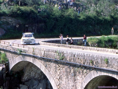 Bruno Saby - Jean François Fauchille
30º Tour de Corse 1986. Peugeot 205 T16 E2 (239 FWH 75), de Bruno Saby - Jean François Fauchille, clasificado 1º, después de que el Equipo Lancia al completo abandonara la prueba a causa del accidente mortal de Henri Toivonen y Sergio Cresto, cuando éstos iban en primera posición con más de 2 minutos de ventaja sobre el mismo Bruno Saby - Jean François Fauchille.

Del 1 al 3 de Mayo, Ajaccio, Córcega, Francia.
Superficie: asfalto.
El Rally tenia un total de 1551.00 km de los que 1122.34 km divididos en 30 tramos eran especiales. (4 de ellos fueron cancelados. SS12 Figarella - Cardo de 15.75 Km, SS18 Corte - Taverna de 26.84 Km, SS19 Moltifao - Speloncato de 38.16 Km y SS20 Corbara - Calenzana de 23.69 Km. Los 3 últimos por el fatal accidente de Henri y Sergio).
Tomaron la salida 122 equipos, finalizaron 31.

En esta edición habí­an 5 tramos de 50 o mas Km cronometrados, SS7 Cozzano - Col de la Serra de 50.84, SS8 Muracciole - Abbazia de 50.00, SS10 Pont d'Altiani - Pont St Laurent de 56.01, SS14 Prunelli - San Pancrazio de 55.67 y SS17 Campe Militaire - Corte de 58.14. Uno de mas de 70 km, SS23 Saint Roch - Suaricchio de 78.19, y otro, el último, SS30 Liamone - Suaricchio de 83.16 Km.

Aquí dejo los kilómetros de cada uno de los 30 tramos del Rally:

1ª ETAPA (01-Mayo-1986)
SS1 Verghia - Pont de la Masina de 38.09 km
SS2 Sainte Marie Sicche - Moca 1 de 23.96 km
SS3 Petreto - Aullene 1 de 20.03 km
SS4 Zerubia - Santa Giulia de 30.60 km
SS5 Sartene - Zonza de 44.23 km
SS6 Aullene - Zicavo de 25.59 km
SS7 Cozzano - Col de la Serra de 50.84 km
SS8 Muracciole - Abbazia de 50.00 km
SS9 Campo al Quarcio - Ponte de Noceta de 33.77 km
SS10 Pont d'Altiani - Pont St Laurent de 56.01 km
SS11 Ponte Rosso - Borgo de 42.29 km

TOTAL ETAPA 415.41 km

2ª ETAPA (02 Mayo-1986)
SS12 Figarella - Cardo (cancelado) de 15.75 km
SS13 Saint Florent - Col de San Stefano de 26.81 km
SS14 Prunelli - San Pancrazio de 55.67 km
SS15 Folelli - Santa Lucia di Moriani de 18.49 km
SS16 Moriani Plage - Orsoni de 20.10 km
SS17 Campe Militaire Corte de 58.14 km
SS18 Corte - Taverna (cancelado) de 26.84 km
SS19 Moltifao - Speloncato (cancelado) de 38.16 km
SS20 Corbara - Calenzana (cancelado) de 23.69 km

TOTAL ETAPA 283.65 km

3ª ETAPA (03-Mayo-1986)
SS21 Norte Dame de la Serra - Pont du Fango de 28.77 km
SS22 Fango - Ota de 48.59 km
SS23 Saint Roch - Suaricchio de 78.19 km
SS24 Tavera - Pont de Mezzana de 30.57 km
SS25 Sainte Marie Sicche - Moca 2 de 23.96 km
SS26 Petreto - Aullene 2 de 20.03 km
SS27 Sorbollano - Santa Giulia de 35.59 km
SS28 Calvese - Agosta Plage de 38.69 km
SS29 Plaine de Peri - Capiglioli de 35.73 km
SS30 Liamone - Suaricchio 83.16 km

TOTAL ETAPA 423.28 km.
SUMANDO LAS TRES ETAPAS, ESTAMOS HABLANDO DE 1122.34 KM CRONOMETRADOS... UNA SALVAJADA...@
Palabras clave: ;Peugeot;Turbo;Còrcega;grupo_B;1986;Corse