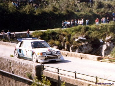 Bruno Saby - Jean François Fauchille
30º Tour de Corse 1986. Peugeot 205 T16 E2 (239 FWH 75), de Bruno Saby - Jean François Fauchille, clasificado 1º, después de que el Equipo Lancia al completo abandonara la prueba a causa del accidente mortal de Henri Toivonen y Sergio Cresto, cuando éstos iban en primera posición con más de 2 minutos de ventaja sobre el mismo Bruno Saby - Jean François Fauchille.

Del 1 al 3 de Mayo, Ajaccio, Córcega, Francia.
Superficie: asfalto.
El Rally tenia un total de 1551.00 km de los que 1122.34 km divididos en 30 tramos eran especiales. (4 de ellos fueron cancelados. SS12 Figarella - Cardo de 15.75 Km, SS18 Corte - Taverna de 26.84 Km, SS19 Moltifao - Speloncato de 38.16 Km y SS20 Corbara - Calenzana de 23.69 Km. Los 3 últimos por el fatal accidente de Henri y Sergio).
Tomaron la salida 122 equipos, finalizaron 31.

En esta edición habí­an 5 tramos de 50 o mas Km cronometrados, SS7 Cozzano - Col de la Serra de 50.84, SS8 Muracciole - Abbazia de 50.00, SS10 Pont d'Altiani - Pont St Laurent de 56.01, SS14 Prunelli - San Pancrazio de 55.67 y SS17 Campe Militaire - Corte de 58.14. Uno de mas de 70 km, SS23 Saint Roch - Suaricchio de 78.19, y otro, el último, SS30 Liamone - Suaricchio de 83.16 Km.

Aquí dejo los kilómetros de cada uno de los 30 tramos del Rally:

1ª ETAPA (01-Mayo-1986)
SS1 Verghia - Pont de la Masina de 38.09 km
SS2 Sainte Marie Sicche - Moca 1 de 23.96 km
SS3 Petreto - Aullene 1 de 20.03 km
SS4 Zerubia - Santa Giulia de 30.60 km
SS5 Sartene - Zonza de 44.23 km
SS6 Aullene - Zicavo de 25.59 km
SS7 Cozzano - Col de la Serra de 50.84 km
SS8 Muracciole - Abbazia de 50.00 km
SS9 Campo al Quarcio - Ponte de Noceta de 33.77 km
SS10 Pont d'Altiani - Pont St Laurent de 56.01 km
SS11 Ponte Rosso - Borgo de 42.29 km

TOTAL ETAPA 415.41 km

2ª ETAPA (02 Mayo-1986)
SS12 Figarella - Cardo (cancelado) de 15.75 km
SS13 Saint Florent - Col de San Stefano de 26.81 km
SS14 Prunelli - San Pancrazio de 55.67 km
SS15 Folelli - Santa Lucia di Moriani de 18.49 km
SS16 Moriani Plage - Orsoni de 20.10 km
SS17 Campe Militaire Corte de 58.14 km
SS18 Corte - Taverna (cancelado) de 26.84 km
SS19 Moltifao - Speloncato (cancelado) de 38.16 km
SS20 Corbara - Calenzana (cancelado) de 23.69 km

TOTAL ETAPA 283.65 km

3ª ETAPA (03-Mayo-1986)
SS21 Norte Dame de la Serra - Pont du Fango de 28.77 km
SS22 Fango - Ota de 48.59 km
SS23 Saint Roch - Suaricchio de 78.19 km
SS24 Tavera - Pont de Mezzana de 30.57 km
SS25 Sainte Marie Sicche - Moca 2 de 23.96 km
SS26 Petreto - Aullene 2 de 20.03 km
SS27 Sorbollano - Santa Giulia de 35.59 km
SS28 Calvese - Agosta Plage de 38.69 km
SS29 Plaine de Peri - Capiglioli de 35.73 km
SS30 Liamone - Suaricchio 83.16 km

TOTAL ETAPA 423.28 km.
SUMANDO LAS TRES ETAPAS, ESTAMOS HABLANDO DE 1122.34 KM CRONOMETRADOS... UNA SALVAJADA...@
Palabras clave: ;Peugeot;Turbo;Còrcega;grupo_B;1986;Corse