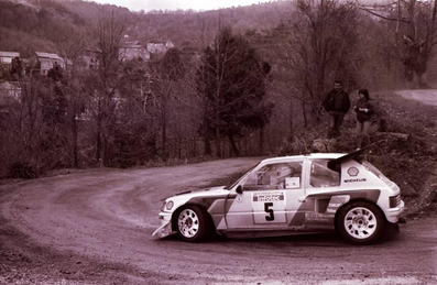 Bruno Saby - Jean François Fauchille
30º Tour de Corse 1986. Peugeot 205 T16 E2 (239 FWH 75), de Bruno Saby - Jean François Fauchille, clasificado 1º, después de que el Equipo Lancia al completo abandonara la prueba a causa del accidente mortal de Henri Toivonen y Sergio Cresto, cuando éstos iban en primera posición con más de 2 minutos de ventaja sobre el mismo Bruno Saby - Jean François Fauchille.

Del 1 al 3 de Mayo, Ajaccio, Córcega, Francia.
Superficie: asfalto.
El Rally tenia un total de 1551.00 km de los que 1122.34 km divididos en 30 tramos eran especiales. (4 de ellos fueron cancelados. SS12 Figarella - Cardo de 15.75 Km, SS18 Corte - Taverna de 26.84 Km, SS19 Moltifao - Speloncato de 38.16 Km y SS20 Corbara - Calenzana de 23.69 Km. Los 3 últimos por el fatal accidente de Henri y Sergio).
Tomaron la salida 122 equipos, finalizaron 31.

En esta edición habí­an 5 tramos de 50 o mas Km cronometrados, SS7 Cozzano - Col de la Serra de 50.84, SS8 Muracciole - Abbazia de 50.00, SS10 Pont d'Altiani - Pont St Laurent de 56.01, SS14 Prunelli - San Pancrazio de 55.67 y SS17 Campe Militaire - Corte de 58.14. Uno de mas de 70 km, SS23 Saint Roch - Suaricchio de 78.19, y otro, el último, SS30 Liamone - Suaricchio de 83.16 Km.

Aquí dejo los kilómetros de cada uno de los 30 tramos del Rally:

1ª ETAPA (01-Mayo-1986)
SS1 Verghia - Pont de la Masina de 38.09 km
SS2 Sainte Marie Sicche - Moca 1 de 23.96 km
SS3 Petreto - Aullene 1 de 20.03 km
SS4 Zerubia - Santa Giulia de 30.60 km
SS5 Sartene - Zonza de 44.23 km
SS6 Aullene - Zicavo de 25.59 km
SS7 Cozzano - Col de la Serra de 50.84 km
SS8 Muracciole - Abbazia de 50.00 km
SS9 Campo al Quarcio - Ponte de Noceta de 33.77 km
SS10 Pont d'Altiani - Pont St Laurent de 56.01 km
SS11 Ponte Rosso - Borgo de 42.29 km

TOTAL ETAPA 415.41 km

2ª ETAPA (02 Mayo-1986)
SS12 Figarella - Cardo (cancelado) de 15.75 km
SS13 Saint Florent - Col de San Stefano de 26.81 km
SS14 Prunelli - San Pancrazio de 55.67 km
SS15 Folelli - Santa Lucia di Moriani de 18.49 km
SS16 Moriani Plage - Orsoni de 20.10 km
SS17 Campe Militaire Corte de 58.14 km
SS18 Corte - Taverna (cancelado) de 26.84 km
SS19 Moltifao - Speloncato (cancelado) de 38.16 km
SS20 Corbara - Calenzana (cancelado) de 23.69 km

TOTAL ETAPA 283.65 km

3ª ETAPA (03-Mayo-1986)
SS21 Norte Dame de la Serra - Pont du Fango de 28.77 km
SS22 Fango - Ota de 48.59 km
SS23 Saint Roch - Suaricchio de 78.19 km
SS24 Tavera - Pont de Mezzana de 30.57 km
SS25 Sainte Marie Sicche - Moca 2 de 23.96 km
SS26 Petreto - Aullene 2 de 20.03 km
SS27 Sorbollano - Santa Giulia de 35.59 km
SS28 Calvese - Agosta Plage de 38.69 km
SS29 Plaine de Peri - Capiglioli de 35.73 km
SS30 Liamone - Suaricchio 83.16 km

TOTAL ETAPA 423.28 km.
SUMANDO LAS TRES ETAPAS, ESTAMOS HABLANDO DE 1122.34 KM CRONOMETRADOS... UNA SALVAJADA...@
Palabras clave: ;Peugeot;Turbo;Còrcega;grupo_B;1986;Corse