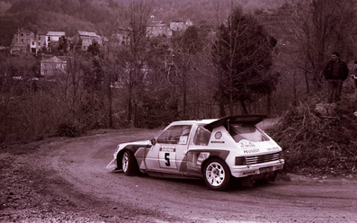 Bruno Saby - Jean François Fauchille
30º Tour de Corse 1986. Peugeot 205 T16 E2 (239 FWH 75), de Bruno Saby - Jean François Fauchille, clasificado 1º, después de que el Equipo Lancia al completo abandonara la prueba a causa del accidente mortal de Henri Toivonen y Sergio Cresto, cuando éstos iban en primera posición con más de 2 minutos de ventaja sobre el mismo Bruno Saby - Jean François Fauchille.

Del 1 al 3 de Mayo, Ajaccio, Córcega, Francia.
Superficie: asfalto.
El Rally tenia un total de 1551.00 km de los que 1122.34 km divididos en 30 tramos eran especiales. (4 de ellos fueron cancelados. SS12 Figarella - Cardo de 15.75 Km, SS18 Corte - Taverna de 26.84 Km, SS19 Moltifao - Speloncato de 38.16 Km y SS20 Corbara - Calenzana de 23.69 Km. Los 3 últimos por el fatal accidente de Henri y Sergio).
Tomaron la salida 122 equipos, finalizaron 31.

En esta edición habí­an 5 tramos de 50 o mas Km cronometrados, SS7 Cozzano - Col de la Serra de 50.84, SS8 Muracciole - Abbazia de 50.00, SS10 Pont d'Altiani - Pont St Laurent de 56.01, SS14 Prunelli - San Pancrazio de 55.67 y SS17 Campe Militaire - Corte de 58.14. Uno de mas de 70 km, SS23 Saint Roch - Suaricchio de 78.19, y otro, el último, SS30 Liamone - Suaricchio de 83.16 Km.

Aquí dejo los kilómetros de cada uno de los 30 tramos del Rally:

1ª ETAPA (01-Mayo-1986)
SS1 Verghia - Pont de la Masina de 38.09 km
SS2 Sainte Marie Sicche - Moca 1 de 23.96 km
SS3 Petreto - Aullene 1 de 20.03 km
SS4 Zerubia - Santa Giulia de 30.60 km
SS5 Sartene - Zonza de 44.23 km
SS6 Aullene - Zicavo de 25.59 km
SS7 Cozzano - Col de la Serra de 50.84 km
SS8 Muracciole - Abbazia de 50.00 km
SS9 Campo al Quarcio - Ponte de Noceta de 33.77 km
SS10 Pont d'Altiani - Pont St Laurent de 56.01 km
SS11 Ponte Rosso - Borgo de 42.29 km

TOTAL ETAPA 415.41 km

2ª ETAPA (02 Mayo-1986)
SS12 Figarella - Cardo (cancelado) de 15.75 km
SS13 Saint Florent - Col de San Stefano de 26.81 km
SS14 Prunelli - San Pancrazio de 55.67 km
SS15 Folelli - Santa Lucia di Moriani de 18.49 km
SS16 Moriani Plage - Orsoni de 20.10 km
SS17 Campe Militaire Corte de 58.14 km
SS18 Corte - Taverna (cancelado) de 26.84 km
SS19 Moltifao - Speloncato (cancelado) de 38.16 km
SS20 Corbara - Calenzana (cancelado) de 23.69 km

TOTAL ETAPA 283.65 km

3ª ETAPA (03-Mayo-1986)
SS21 Norte Dame de la Serra - Pont du Fango de 28.77 km
SS22 Fango - Ota de 48.59 km
SS23 Saint Roch - Suaricchio de 78.19 km
SS24 Tavera - Pont de Mezzana de 30.57 km
SS25 Sainte Marie Sicche - Moca 2 de 23.96 km
SS26 Petreto - Aullene 2 de 20.03 km
SS27 Sorbollano - Santa Giulia de 35.59 km
SS28 Calvese - Agosta Plage de 38.69 km
SS29 Plaine de Peri - Capiglioli de 35.73 km
SS30 Liamone - Suaricchio 83.16 km

TOTAL ETAPA 423.28 km.
SUMANDO LAS TRES ETAPAS, ESTAMOS HABLANDO DE 1122.34 KM CRONOMETRADOS... UNA SALVAJADA...@
Palabras clave: ;Peugeot;Turbo;Còrcega;grupo_B;1986;Corse