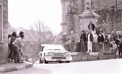 Bruno Saby - Jean François Fauchille
30º Tour de Corse 1986. Peugeot 205 T16 E2 (239 FWH 75), de Bruno Saby - Jean François Fauchille, clasificado 1º, después de que el Equipo Lancia al completo abandonara la prueba a causa del accidente mortal de Henri Toivonen y Sergio Cresto, cuando éstos iban en primera posición con más de 2 minutos de ventaja sobre el mismo Bruno Saby - Jean François Fauchille.

Del 1 al 3 de Mayo, Ajaccio, Córcega, Francia.
Superficie: asfalto.
El Rally tenia un total de 1551.00 km de los que 1122.34 km divididos en 30 tramos eran especiales. (4 de ellos fueron cancelados. SS12 Figarella - Cardo de 15.75 Km, SS18 Corte - Taverna de 26.84 Km, SS19 Moltifao - Speloncato de 38.16 Km y SS20 Corbara - Calenzana de 23.69 Km. Los 3 últimos por el fatal accidente de Henri y Sergio).
Tomaron la salida 122 equipos, finalizaron 31.

En esta edición habí­an 5 tramos de 50 o mas Km cronometrados, SS7 Cozzano - Col de la Serra de 50.84, SS8 Muracciole - Abbazia de 50.00, SS10 Pont d'Altiani - Pont St Laurent de 56.01, SS14 Prunelli - San Pancrazio de 55.67 y SS17 Campe Militaire - Corte de 58.14. Uno de mas de 70 km, SS23 Saint Roch - Suaricchio de 78.19, y otro, el último, SS30 Liamone - Suaricchio de 83.16 Km.

Aquí dejo los kilómetros de cada uno de los 30 tramos del Rally:

1ª ETAPA (01-Mayo-1986)
SS1 Verghia - Pont de la Masina de 38.09 km
SS2 Sainte Marie Sicche - Moca 1 de 23.96 km
SS3 Petreto - Aullene 1 de 20.03 km
SS4 Zerubia - Santa Giulia de 30.60 km
SS5 Sartene - Zonza de 44.23 km
SS6 Aullene - Zicavo de 25.59 km
SS7 Cozzano - Col de la Serra de 50.84 km
SS8 Muracciole - Abbazia de 50.00 km
SS9 Campo al Quarcio - Ponte de Noceta de 33.77 km
SS10 Pont d'Altiani - Pont St Laurent de 56.01 km
SS11 Ponte Rosso - Borgo de 42.29 km

TOTAL ETAPA 415.41 km

2ª ETAPA (02 Mayo-1986)
SS12 Figarella - Cardo (cancelado) de 15.75 km
SS13 Saint Florent - Col de San Stefano de 26.81 km
SS14 Prunelli - San Pancrazio de 55.67 km
SS15 Folelli - Santa Lucia di Moriani de 18.49 km
SS16 Moriani Plage - Orsoni de 20.10 km
SS17 Campe Militaire Corte de 58.14 km
SS18 Corte - Taverna (cancelado) de 26.84 km
SS19 Moltifao - Speloncato (cancelado) de 38.16 km
SS20 Corbara - Calenzana (cancelado) de 23.69 km

TOTAL ETAPA 283.65 km

3ª ETAPA (03-Mayo-1986)
SS21 Norte Dame de la Serra - Pont du Fango de 28.77 km
SS22 Fango - Ota de 48.59 km
SS23 Saint Roch - Suaricchio de 78.19 km
SS24 Tavera - Pont de Mezzana de 30.57 km
SS25 Sainte Marie Sicche - Moca 2 de 23.96 km
SS26 Petreto - Aullene 2 de 20.03 km
SS27 Sorbollano - Santa Giulia de 35.59 km
SS28 Calvese - Agosta Plage de 38.69 km
SS29 Plaine de Peri - Capiglioli de 35.73 km
SS30 Liamone - Suaricchio 83.16 km

TOTAL ETAPA 423.28 km.
SUMANDO LAS TRES ETAPAS, ESTAMOS HABLANDO DE 1122.34 KM CRONOMETRADOS... UNA SALVAJADA...@
Palabras clave: Bruno_Saby;Jean-François_Fauchille;Peugeot;Turbo;Còrcega;grupo_B;1986;Corse