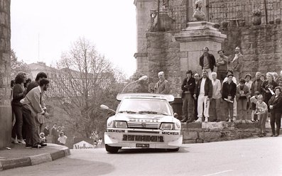 Bruno Saby - Jean François Fauchille
30º Tour de Corse 1986. Peugeot 205 T16 E2 (239 FWH 75), de Bruno Saby - Jean François Fauchille, clasificado 1º, después de que el Equipo Lancia al completo abandonara la prueba a causa del accidente mortal de Henri Toivonen y Sergio Cresto, cuando éstos iban en primera posición con más de 2 minutos de ventaja sobre el mismo Bruno Saby - Jean François Fauchille.

Del 1 al 3 de Mayo, Ajaccio, Córcega, Francia.
Superficie: asfalto.
El Rally tenia un total de 1551.00 km de los que 1122.34 km divididos en 30 tramos eran especiales. (4 de ellos fueron cancelados. SS12 Figarella - Cardo de 15.75 Km, SS18 Corte - Taverna de 26.84 Km, SS19 Moltifao - Speloncato de 38.16 Km y SS20 Corbara - Calenzana de 23.69 Km. Los 3 últimos por el fatal accidente de Henri y Sergio).
Tomaron la salida 122 equipos, finalizaron 31.

En esta edición habí­an 5 tramos de 50 o mas Km cronometrados, SS7 Cozzano - Col de la Serra de 50.84, SS8 Muracciole - Abbazia de 50.00, SS10 Pont d'Altiani - Pont St Laurent de 56.01, SS14 Prunelli - San Pancrazio de 55.67 y SS17 Campe Militaire - Corte de 58.14. Uno de mas de 70 km, SS23 Saint Roch - Suaricchio de 78.19, y otro, el último, SS30 Liamone - Suaricchio de 83.16 Km.

Aquí dejo los kilómetros de cada uno de los 30 tramos del Rally:

1ª ETAPA (01-Mayo-1986)
SS1 Verghia - Pont de la Masina de 38.09 km
SS2 Sainte Marie Sicche - Moca 1 de 23.96 km
SS3 Petreto - Aullene 1 de 20.03 km
SS4 Zerubia - Santa Giulia de 30.60 km
SS5 Sartene - Zonza de 44.23 km
SS6 Aullene - Zicavo de 25.59 km
SS7 Cozzano - Col de la Serra de 50.84 km
SS8 Muracciole - Abbazia de 50.00 km
SS9 Campo al Quarcio - Ponte de Noceta de 33.77 km
SS10 Pont d'Altiani - Pont St Laurent de 56.01 km
SS11 Ponte Rosso - Borgo de 42.29 km

TOTAL ETAPA 415.41 km

2ª ETAPA (02 Mayo-1986)
SS12 Figarella - Cardo (cancelado) de 15.75 km
SS13 Saint Florent - Col de San Stefano de 26.81 km
SS14 Prunelli - San Pancrazio de 55.67 km
SS15 Folelli - Santa Lucia di Moriani de 18.49 km
SS16 Moriani Plage - Orsoni de 20.10 km
SS17 Campe Militaire Corte de 58.14 km
SS18 Corte - Taverna (cancelado) de 26.84 km
SS19 Moltifao - Speloncato (cancelado) de 38.16 km
SS20 Corbara - Calenzana (cancelado) de 23.69 km

TOTAL ETAPA 283.65 km

3ª ETAPA (03-Mayo-1986)
SS21 Norte Dame de la Serra - Pont du Fango de 28.77 km
SS22 Fango - Ota de 48.59 km
SS23 Saint Roch - Suaricchio de 78.19 km
SS24 Tavera - Pont de Mezzana de 30.57 km
SS25 Sainte Marie Sicche - Moca 2 de 23.96 km
SS26 Petreto - Aullene 2 de 20.03 km
SS27 Sorbollano - Santa Giulia de 35.59 km
SS28 Calvese - Agosta Plage de 38.69 km
SS29 Plaine de Peri - Capiglioli de 35.73 km
SS30 Liamone - Suaricchio 83.16 km

TOTAL ETAPA 423.28 km.
SUMANDO LAS TRES ETAPAS, ESTAMOS HABLANDO DE 1122.34 KM CRONOMETRADOS... UNA SALVAJADA...@
Palabras clave: Bruno_Saby;Jean-François_Fauchille;Peugeot;Turbo;Còrcega;grupo_B;1986;Corse