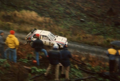 Markku Alén - Ilkka Kivimaki
21º Toyota Olympus Rally 1986. Lancia Delta S4 (TO 33874F). Clasificado 1º.

Esta victoria lo proclamó Campeón del Mundo a Markku Alén.

El éxito en la reclamación del Equipo Peugeot en Diciembre por la exclusión en el 28º Rally Sanremo, produjo que todos los puntos del Rally para el Campeonato se anulasen.
Eso significó que Sanremo de 1986 no pudo considerarse una prueba de WRC y por eso Markku Alén fue Campeón del Mundo durante tan solo 10 dí­as.

Última aparición Oficial de los coches Grupo B en una prueba válida para el Mundial de Rallys.

Como anécdota y prueba de como eran esos pilotos en esa época, en uno de los tramos Alén cometí­a un error garrafal al querer entrar sin darse cuenta en sentido contrario a un control horario. Kankkunen, todo un deportista y señor, (proclamado Campeón del Mundo ese año 1986 después de la reclamación de Peugeot), le avisó del error que estaba cometiendo, pudiendo Alén rectificar la trayectoria antes de que le significara una sanción.

Caballeros y amigos ante todo es lo que eran esos pilotos en esa época !!.

Y una segunda anécdota.
Este rallye pudo decidir el Campeonato de España de aquel año que ya había finalizado unas semanas antes. 

En aquella época se daban puntos por participar en pruebas internacionales y Renault España barajó la posibilidad de inscribir a Sainz en el Olympus con el Tour de Corse (el Maxi correría en la misma clase que los Gr.B oficiales por lo que difícilmente puntuaría).

Ante esa amenaza, Lancia puso a disposición de Serviá un Delta para el mismo Rally... Ahí acabó la historia.

De 4 al 7 de Diciembre, Tacoma - Tumwater, Washington, Estados Unidos.
Superficie: tierra.

El Rally tenía un total de 540.65 km cronometrados divididos en 40 tramos especiales (uno de ellos fue cancelado SS6 Taylor Towne de 14.76 km).

Tomaron la salida 50 equipos, finalizaron 25.
@
Palabras clave: Lancia;Delta;Olympus;USA;Grupo_B;1986