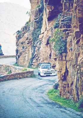 Bruno Saby - Jean François Fauchille
30º Tour de Corse 1986. Peugeot 205 T16 E2 (239 FWH 75), de Bruno Saby - Jean François Fauchille, clasificado 1º, después de que el Equipo Lancia al completo abandonara la prueba a causa del accidente mortal de Henri Toivonen y Sergio Cresto, cuando éstos iban en primera posición con más de 2 minutos de ventaja sobre el mismo Bruno Saby - Jean François Fauchille.

Del 1 al 3 de Mayo, Ajaccio, Córcega, Francia.
Superficie: asfalto.
El Rally tenia un total de 1551.00 km de los que 1122.34 km divididos en 30 tramos eran especiales. (4 de ellos fueron cancelados. SS12 Figarella - Cardo de 15.75 Km, SS18 Corte - Taverna de 26.84 Km, SS19 Moltifao - Speloncato de 38.16 Km y SS20 Corbara - Calenzana de 23.69 Km. Los 3 últimos por el fatal accidente de Henri y Sergio).
Tomaron la salida 122 equipos, finalizaron 31.

En esta edición habí­an 5 tramos de 50 o mas Km cronometrados, SS7 Cozzano - Col de la Serra de 50.84, SS8 Muracciole - Abbazia de 50.00, SS10 Pont d'Altiani - Pont St Laurent de 56.01, SS14 Prunelli - San Pancrazio de 55.67 y SS17 Campe Militaire - Corte de 58.14. Uno de mas de 70 km, SS23 Saint Roch - Suaricchio de 78.19, y otro, el último, SS30 Liamone - Suaricchio de 83.16 Km.

Aquí dejo los kilómetros de cada uno de los 30 tramos del Rally:

1ª ETAPA (01-Mayo-1986)
SS1 Verghia - Pont de la Masina de 38.09 km
SS2 Sainte Marie Sicche - Moca 1 de 23.96 km
SS3 Petreto - Aullene 1 de 20.03 km
SS4 Zerubia - Santa Giulia de 30.60 km
SS5 Sartene - Zonza de 44.23 km
SS6 Aullene - Zicavo de 25.59 km
SS7 Cozzano - Col de la Serra de 50.84 km
SS8 Muracciole - Abbazia de 50.00 km
SS9 Campo al Quarcio - Ponte de Noceta de 33.77 km
SS10 Pont d'Altiani - Pont St Laurent de 56.01 km
SS11 Ponte Rosso - Borgo de 42.29 km

TOTAL ETAPA 415.41 km

2ª ETAPA (02 Mayo-1986)
SS12 Figarella - Cardo (cancelado) de 15.75 km
SS13 Saint Florent - Col de San Stefano de 26.81 km
SS14 Prunelli - San Pancrazio de 55.67 km
SS15 Folelli - Santa Lucia di Moriani de 18.49 km
SS16 Moriani Plage - Orsoni de 20.10 km
SS17 Campe Militaire Corte de 58.14 km
SS18 Corte - Taverna (cancelado) de 26.84 km
SS19 Moltifao - Speloncato (cancelado) de 38.16 km
SS20 Corbara - Calenzana (cancelado) de 23.69 km

TOTAL ETAPA 283.65 km

3ª ETAPA (03-Mayo-1986)
SS21 Norte Dame de la Serra - Pont du Fango de 28.77 km
SS22 Fango - Ota de 48.59 km
SS23 Saint Roch - Suaricchio de 78.19 km
SS24 Tavera - Pont de Mezzana de 30.57 km
SS25 Sainte Marie Sicche - Moca 2 de 23.96 km
SS26 Petreto - Aullene 2 de 20.03 km
SS27 Sorbollano - Santa Giulia de 35.59 km
SS28 Calvese - Agosta Plage de 38.69 km
SS29 Plaine de Peri - Capiglioli de 35.73 km
SS30 Liamone - Suaricchio 83.16 km

TOTAL ETAPA 423.28 km.
SUMANDO LAS TRES ETAPAS, ESTAMOS HABLANDO DE 1122.34 KM CRONOMETRADOS... UNA SALVAJADA...@
Palabras clave: ;Peugeot;Turbo;Corcega;grupo_B;1986;Corse