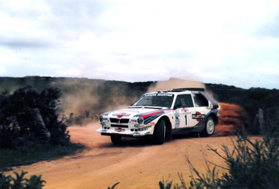 Henri Toivonen - Sergio Cresto
9º Rally Costa Smeralda 1986. Lancia Delta S4 (A6 37614). Clasificado 1º.

Del 16 al 18 de Abril, Porto cervo, norte de Cerdeña, Italia.

Superficie: tierra.
El Rally constaba de 546.00 Km cronometrados divididos en 35 tramos especiales.

Tomaron la salida 79 equipos, finalizaron 32.@
Palabras clave: Henri_Toivonen;Lancia;Delta;Costa_Esmeralda;1986;Grupo_B