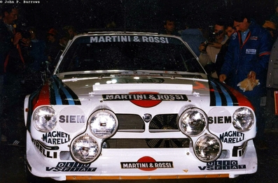 Markku Alén - Ilkka Kivimaki
21º Toyota Olympus Rally 1986. Lancia Delta S4 (TO 33874F). Clasificado 1º.

Esta victoria lo proclamó Campeón del Mundo a Markku Alén.

El éxito en la reclamación del Equipo Peugeot en Diciembre por la exclusión en el 28º Rally Sanremo, produjo que todos los puntos del Rally para el Campeonato se anulasen.
Eso significó que Sanremo de 1986 no pudo considerarse una prueba de WRC y por eso Markku Alén fue Campeón del Mundo durante tan solo 10 dí­as.

Última aparición Oficial de los coches Grupo B en una prueba válida para el Mundial de Rallys.

Como anécdota y prueba de como eran esos pilotos en esa época, en uno de los tramos Alén cometí­a un error garrafal al querer entrar sin darse cuenta en sentido contrario a un control horario. Kankkunen, todo un deportista y señor, (proclamado Campeón del Mundo ese año 1986 después de la reclamación de Peugeot), le avisó del error que estaba cometiendo, pudiendo Alén rectificar la trayectoria antes de que le significara una sanción.

Caballeros y amigos ante todo es lo que eran esos pilotos en esa época !!.

Y una segunda anécdota.
Este rallye pudo decidir el Campeonato de España de aquel año que ya había finalizado unas semanas antes. 

En aquella época se daban puntos por participar en pruebas internacionales y Renault España barajó la posibilidad de inscribir a Sainz en el Olympus con el Tour de Corse (el Maxi correría en la misma clase que los Gr.B oficiales por lo que difícilmente puntuaría).

Ante esa amenaza, Lancia puso a disposición de Serviá un Delta para el mismo Rally... Ahí acabó la historia.

De 4 al 7 de Diciembre, Tacoma - Tumwater, Washington, Estados Unidos.
Superficie: tierra.

El Rally tenía un total de 540.65 km cronometrados divididos en 40 tramos especiales (uno de ellos fue cancelado SS6 Taylor Towne de 14.76 km).

Tomaron la salida 50 equipos, finalizaron 25.
@
Palabras clave: Markku_Alen;Lancia;Delta;S4;Olympus;Grupo_B;1986