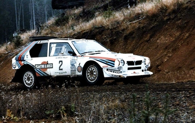 Markku Alén - Ilkka Kivimaki
21º Toyota Olympus Rally 1986. Lancia Delta S4 (TO 33874F). Clasificado 1º.

Esta victoria lo proclamó Campeón del Mundo a Markku Alén.

El éxito en la reclamación del Equipo Peugeot en Diciembre por la exclusión en el 28º Rally Sanremo, produjo que todos los puntos del Rally para el Campeonato se anulasen.
Eso significó que Sanremo de 1986 no pudo considerarse una prueba de WRC y por eso Markku Alén fue Campeón del Mundo durante tan solo 10 dí­as.

Última aparición Oficial de los coches Grupo B en una prueba válida para el Mundial de Rallys.

Como anécdota y prueba de como eran esos pilotos en esa época, en uno de los tramos Alén cometí­a un error garrafal al querer entrar sin darse cuenta en sentido contrario a un control horario. Kankkunen, todo un deportista y señor, (proclamado Campeón del Mundo ese año 1986 después de la reclamación de Peugeot), le avisó del error que estaba cometiendo, pudiendo Alén rectificar la trayectoria antes de que le significara una sanción.

Caballeros y amigos ante todo es lo que eran esos pilotos en esa época !!.

Y una segunda anécdota.
Este rallye pudo decidir el Campeonato de España de aquel año que ya había finalizado unas semanas antes. 

En aquella época se daban puntos por participar en pruebas internacionales y Renault España barajó la posibilidad de inscribir a Sainz en el Olympus con el Tour de Corse (el Maxi correría en la misma clase que los Gr.B oficiales por lo que difícilmente puntuaría).

Ante esa amenaza, Lancia puso a disposición de Serviá un Delta para el mismo Rally... Ahí acabó la historia.

De 4 al 7 de Diciembre, Tacoma - Tumwater, Washington, Estados Unidos.
Superficie: tierra.

El Rally tenía un total de 540.65 km cronometrados divididos en 40 tramos especiales (uno de ellos fue cancelado SS6 Taylor Towne de 14.76 km).

Tomaron la salida 50 equipos, finalizaron 25.
@
Palabras clave: Markku_Alen;Lancia;Delta;S4;Olympus;Grupo_B;1986
