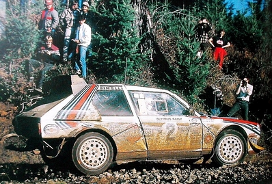 Markku Alén - Ilkka Kivimaki
21º Toyota Olympus Rally 1986. Lancia Delta S4 (TO 33874F). Clasificado 1º.

Esta victoria lo proclamó Campeón del Mundo a Markku Alén.

El éxito en la reclamación del Equipo Peugeot en Diciembre por la exclusión en el 28º Rally Sanremo, produjo que todos los puntos del Rally para el Campeonato se anulasen.
Eso significó que Sanremo de 1986 no pudo considerarse una prueba de WRC y por eso Markku Alén fue Campeón del Mundo durante tan solo 10 dí­as.

Última aparición Oficial de los coches Grupo B en una prueba válida para el Mundial de Rallys.

Como anécdota y prueba de como eran esos pilotos en esa época, en uno de los tramos Alén cometí­a un error garrafal al querer entrar sin darse cuenta en sentido contrario a un control horario. Kankkunen, todo un deportista y señor, (proclamado Campeón del Mundo ese año 1986 después de la reclamación de Peugeot), le avisó del error que estaba cometiendo, pudiendo Alén rectificar la trayectoria antes de que le significara una sanción.

Caballeros y amigos ante todo es lo que eran esos pilotos en esa época !!.

Y una segunda anécdota.
Este rallye pudo decidir el Campeonato de España de aquel año que ya había finalizado unas semanas antes. 

En aquella época se daban puntos por participar en pruebas internacionales y Renault España barajó la posibilidad de inscribir a Sainz en el Olympus con el Tour de Corse (el Maxi correría en la misma clase que los Gr.B oficiales por lo que difícilmente puntuaría).

Ante esa amenaza, Lancia puso a disposición de Serviá un Delta para el mismo Rally... Ahí acabó la historia.

De 4 al 7 de Diciembre, Tacoma - Tumwater, Washington, Estados Unidos.
Superficie: tierra.

El Rally tenía un total de 540.65 km cronometrados divididos en 40 tramos especiales (uno de ellos fue cancelado SS6 Taylor Towne de 14.76 km).

Tomaron la salida 50 equipos, finalizaron 25.
@
Palabras clave: Markku_Alen;Lancia;Delta;S4;Olympus;Grupo_B;1986