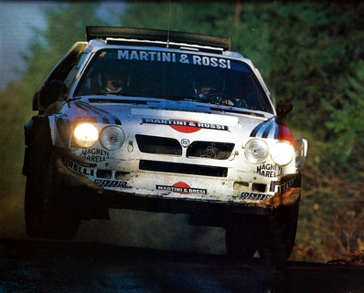 Markku Alén - Ilkka Kivimaki
21º Toyota Olympus Rally 1986. Lancia Delta S4 (TO 33874F). Clasificado 1º.

Esta victoria lo proclamó Campeón del Mundo a Markku Alén.

El éxito en la reclamación del Equipo Peugeot en Diciembre por la exclusión en el 28º Rally Sanremo, produjo que todos los puntos del Rally para el Campeonato se anulasen.
Eso significó que Sanremo de 1986 no pudo considerarse una prueba de WRC y por eso Markku Alén fue Campeón del Mundo durante tan solo 10 dí­as.

Última aparición Oficial de los coches Grupo B en una prueba válida para el Mundial de Rallys.

Como anécdota y prueba de como eran esos pilotos en esa época, en uno de los tramos Alén cometí­a un error garrafal al querer entrar sin darse cuenta en sentido contrario a un control horario. Kankkunen, todo un deportista y señor, (proclamado Campeón del Mundo ese año 1986 después de la reclamación de Peugeot), le avisó del error que estaba cometiendo, pudiendo Alén rectificar la trayectoria antes de que le significara una sanción.

Caballeros y amigos ante todo es lo que eran esos pilotos en esa época !!.

Y una segunda anécdota.
Este rallye pudo decidir el Campeonato de España de aquel año que ya había finalizado unas semanas antes. 

En aquella época se daban puntos por participar en pruebas internacionales y Renault España barajó la posibilidad de inscribir a Sainz en el Olympus con el Tour de Corse (el Maxi correría en la misma clase que los Gr.B oficiales por lo que difícilmente puntuaría).

Ante esa amenaza, Lancia puso a disposición de Serviá un Delta para el mismo Rally... Ahí acabó la historia.

De 4 al 7 de Diciembre, Tacoma - Tumwater, Washington, Estados Unidos.
Superficie: tierra.

El Rally tenía un total de 540.65 km cronometrados divididos en 40 tramos especiales (uno de ellos fue cancelado SS6 Taylor Towne de 14.76 km).

Tomaron la salida 50 equipos, finalizaron 25.
@
Palabras clave: Markku_Alen;Lancia;Delta;S4;Olympus;Grupo_B;1986