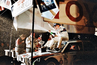 Markku Alén - Ilkka Kivimaki
21º Toyota Olympus Rally 1986. Lancia Delta S4 (TO 33874F). Clasificado 1º.

Esta victoria lo proclamó Campeón del Mundo a Markku Alén.

El éxito en la reclamación del Equipo Peugeot en Diciembre por la exclusión en el 28º Rally Sanremo, produjo que todos los puntos del Rally para el Campeonato se anulasen.
Eso significó que Sanremo de 1986 no pudo considerarse una prueba de WRC y por eso Markku Alén fue Campeón del Mundo durante tan solo 10 dí­as.

Última aparición Oficial de los coches Grupo B en una prueba válida para el Mundial de Rallys.

Como anécdota y prueba de como eran esos pilotos en esa época, en uno de los tramos Alén cometí­a un error garrafal al querer entrar sin darse cuenta en sentido contrario a un control horario. Kankkunen, todo un deportista y señor, (proclamado Campeón del Mundo ese año 1986 después de la reclamación de Peugeot), le avisó del error que estaba cometiendo, pudiendo Alén rectificar la trayectoria antes de que le significara una sanción.

Caballeros y amigos ante todo es lo que eran esos pilotos en esa época !!.

Y una segunda anécdota.
Este rallye pudo decidir el Campeonato de España de aquel año que ya había finalizado unas semanas antes. 

En aquella época se daban puntos por participar en pruebas internacionales y Renault España barajó la posibilidad de inscribir a Sainz en el Olympus con el Tour de Corse (el Maxi correría en la misma clase que los Gr.B oficiales por lo que difícilmente puntuaría).

Ante esa amenaza, Lancia puso a disposición de Serviá un Delta para el mismo Rally... Ahí acabó la historia.

De 4 al 7 de Diciembre, Tacoma - Tumwater, Washington, Estados Unidos.
Superficie: tierra.

El Rally tenía un total de 540.65 km cronometrados divididos en 40 tramos especiales (uno de ellos fue cancelado SS6 Taylor Towne de 14.76 km).

Tomaron la salida 50 equipos, finalizaron 25.
@
Palabras clave: Lancia;Grupo_B;Markku_Alen;Personajes;EE.UU;1986